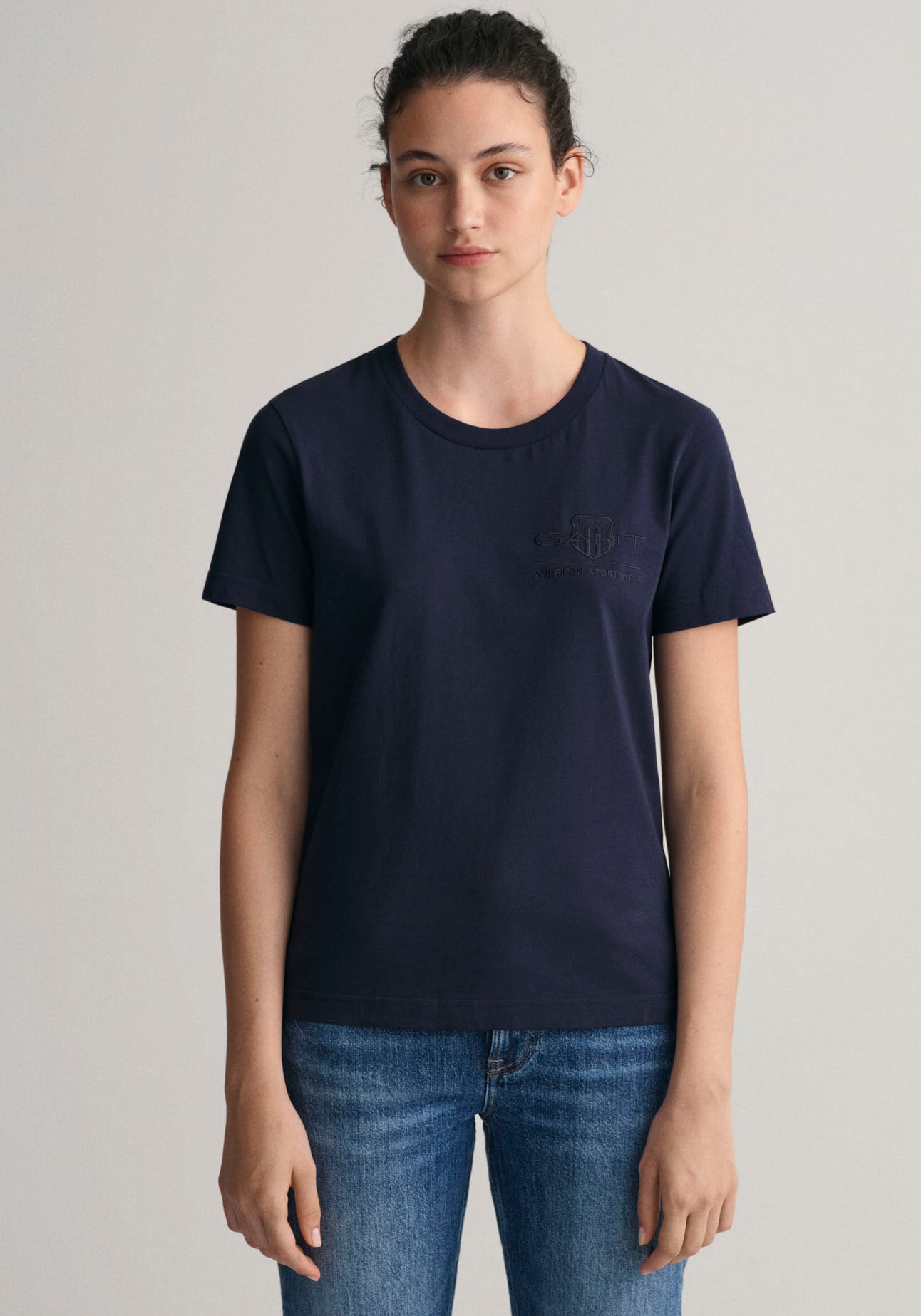 Gant T-Shirt »REG TONAL SHIELD KA T-SHIRT«, mit Zwillingsnähten an den Saumkanten