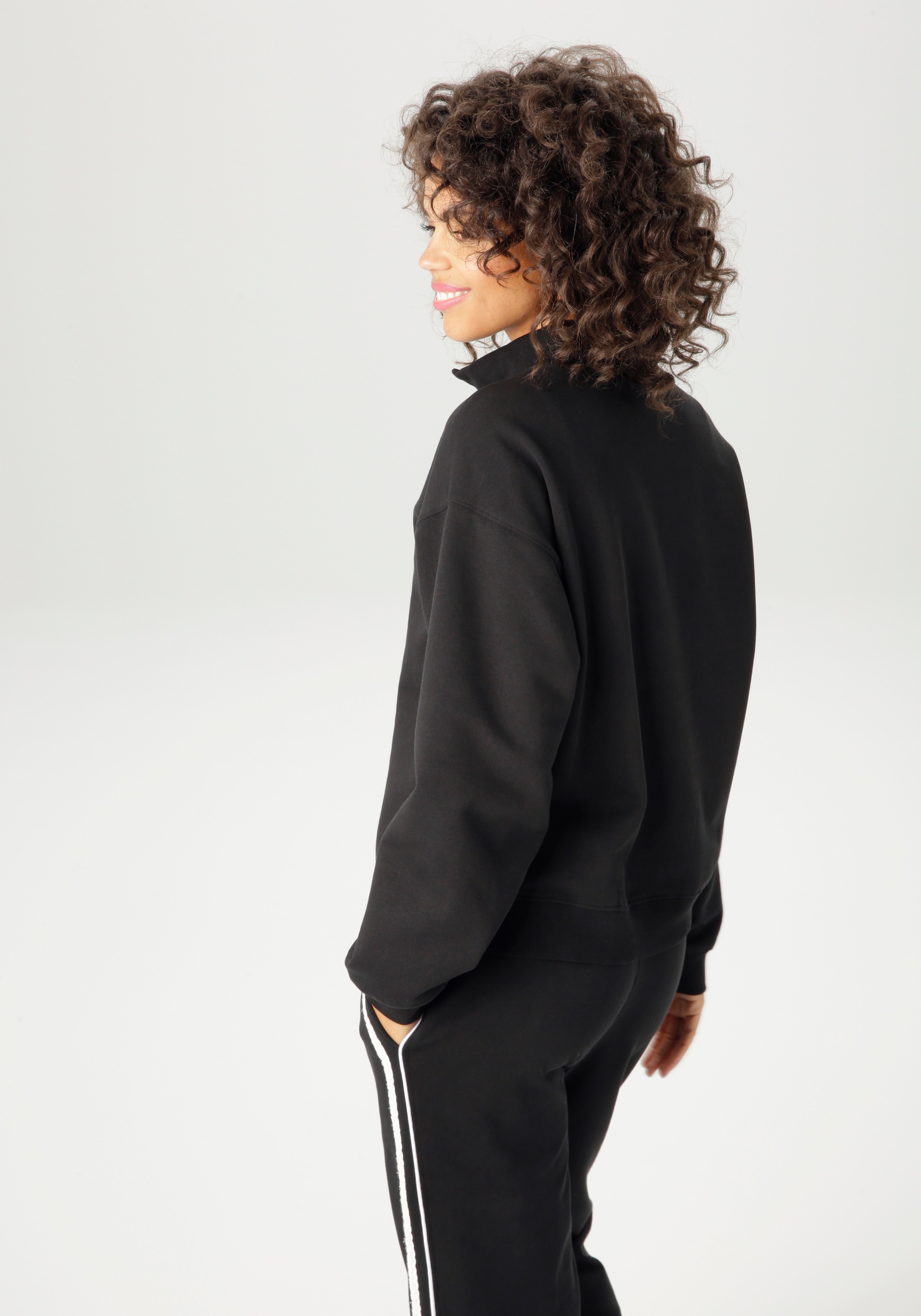Aniston CASUAL Sweatshirt, aufwändig mit Stickerei und Spitzenbändern verziert - NEUE KOLLEKTION