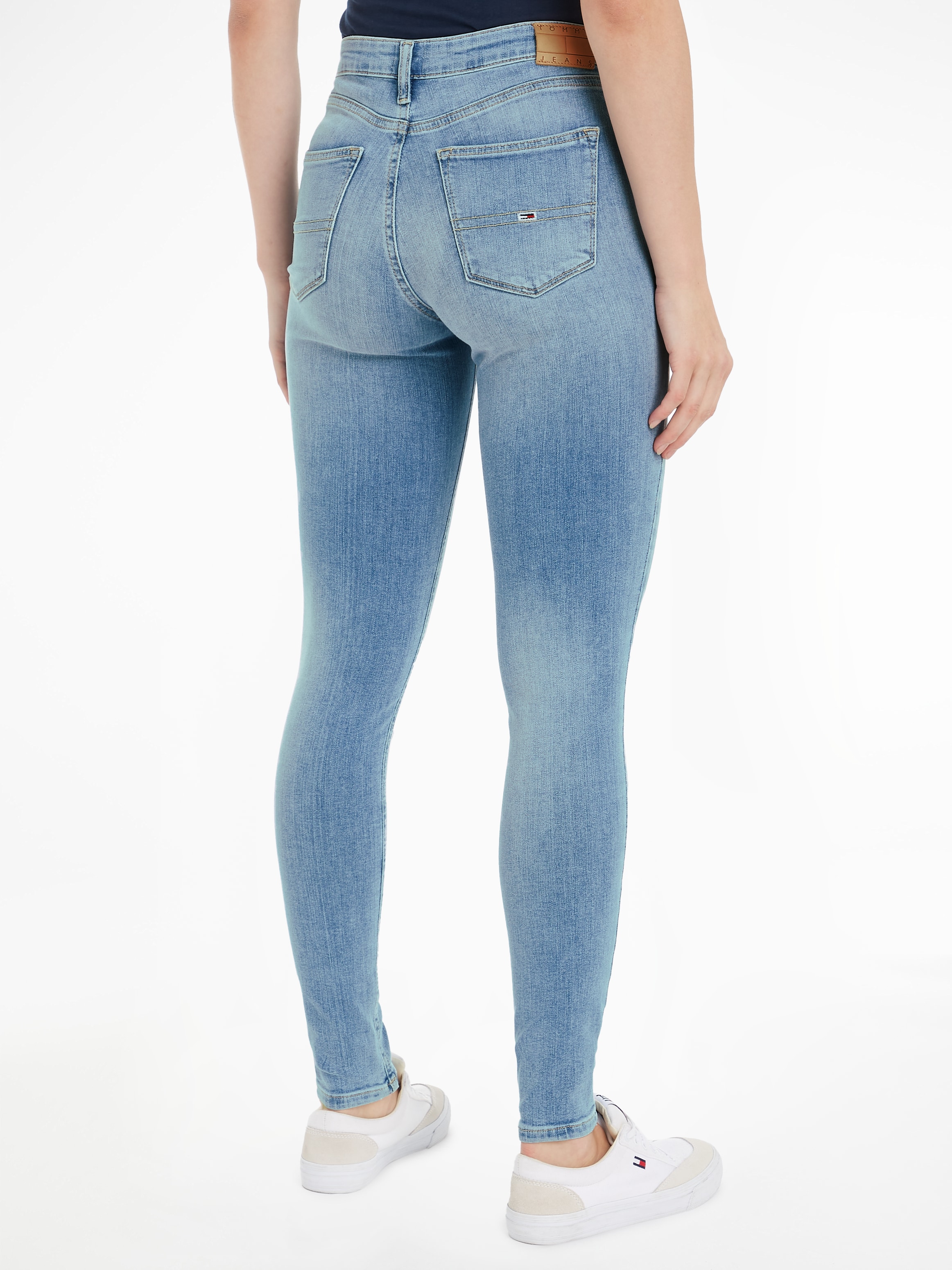 Tommy Jeans Skinny-fit-Jeans »Nora Mid Rise Skinny Fit«, mit Waschung, Logo-Badge