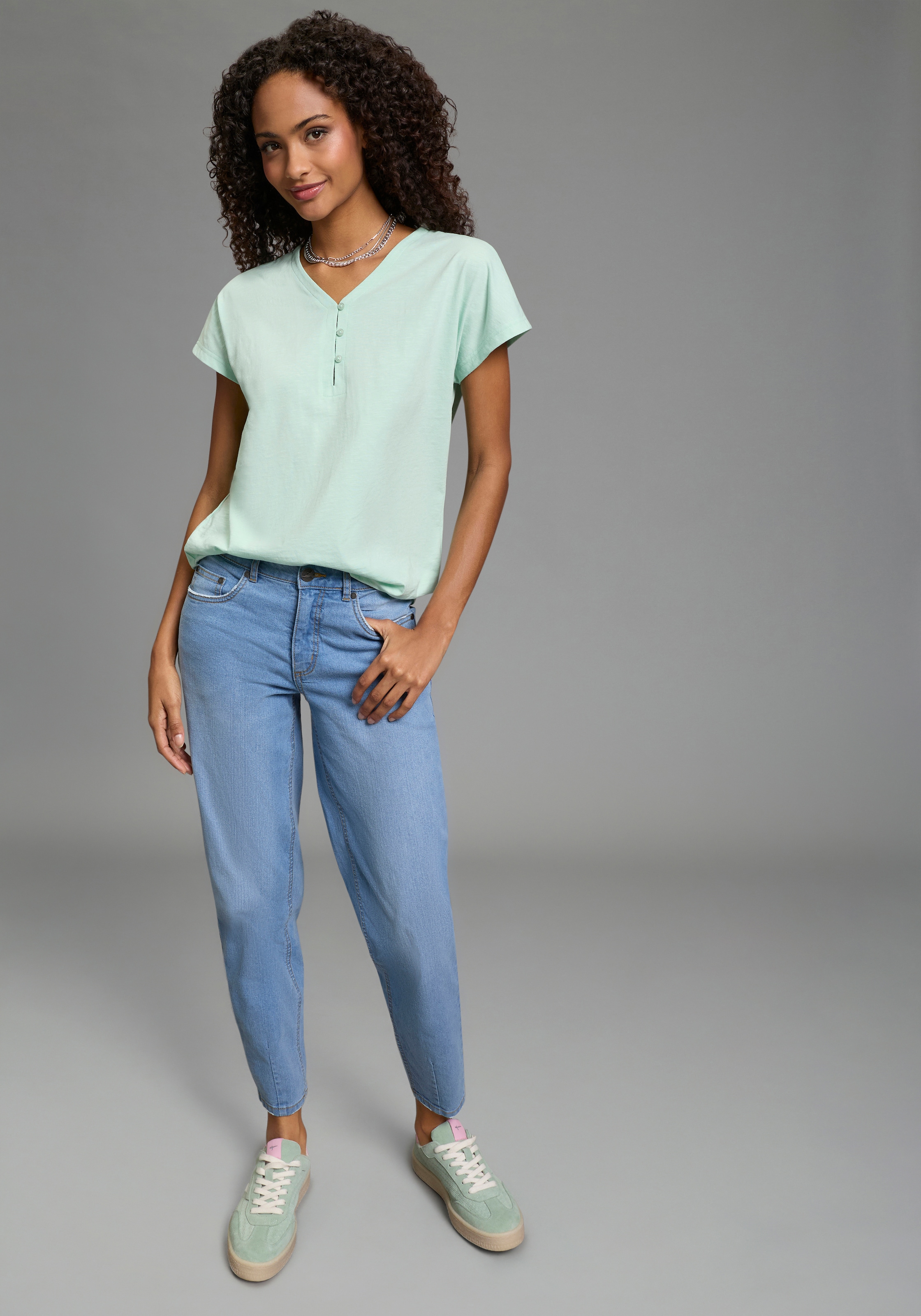 Flashlights V-Shirt V-Ausschnitt, mit Knopfleiste, figurumspielende Passform