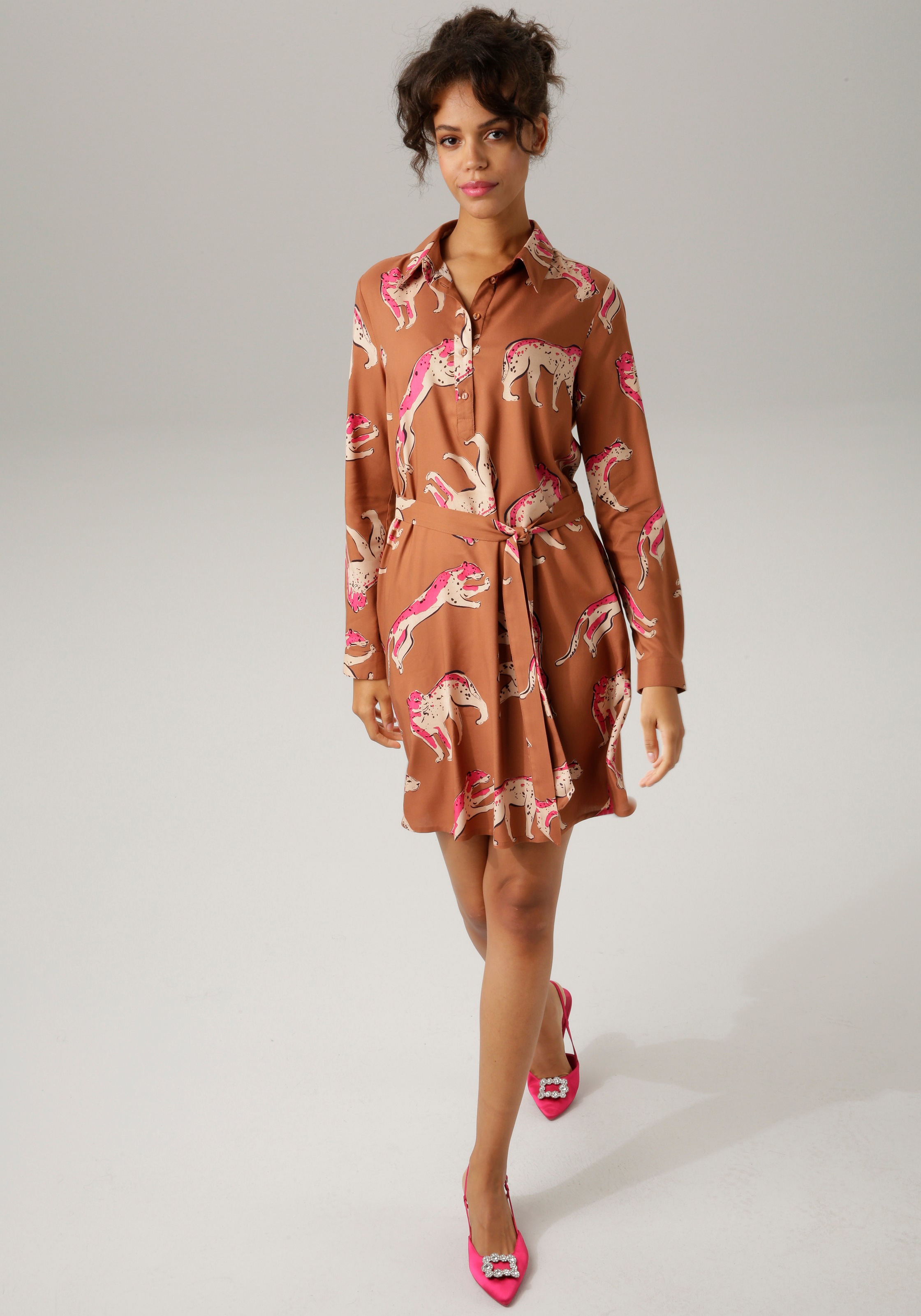 ♕ Aniston CASUAL Blusenkleid, bedruckt bestellen versandkostenfrei Raubkatzen Bindegürtel), kunstvollen (mit mit