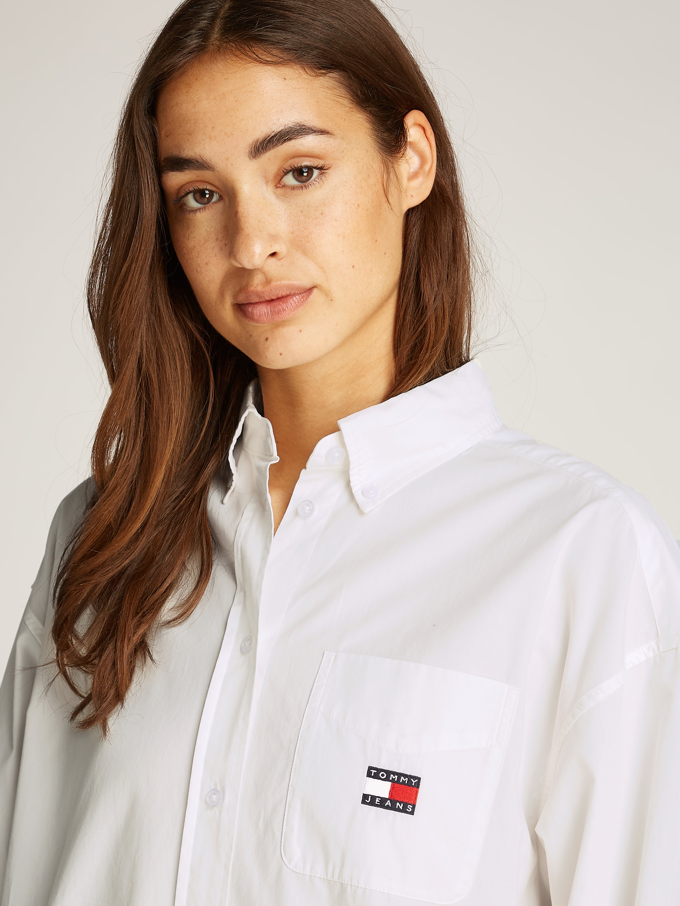 Tommy Jeans Curve Hemdbluse »TJW OVS BADGE POPLIN SHIRT EXT«, in Grossen Grössen, Popeline, Langarm, Badge