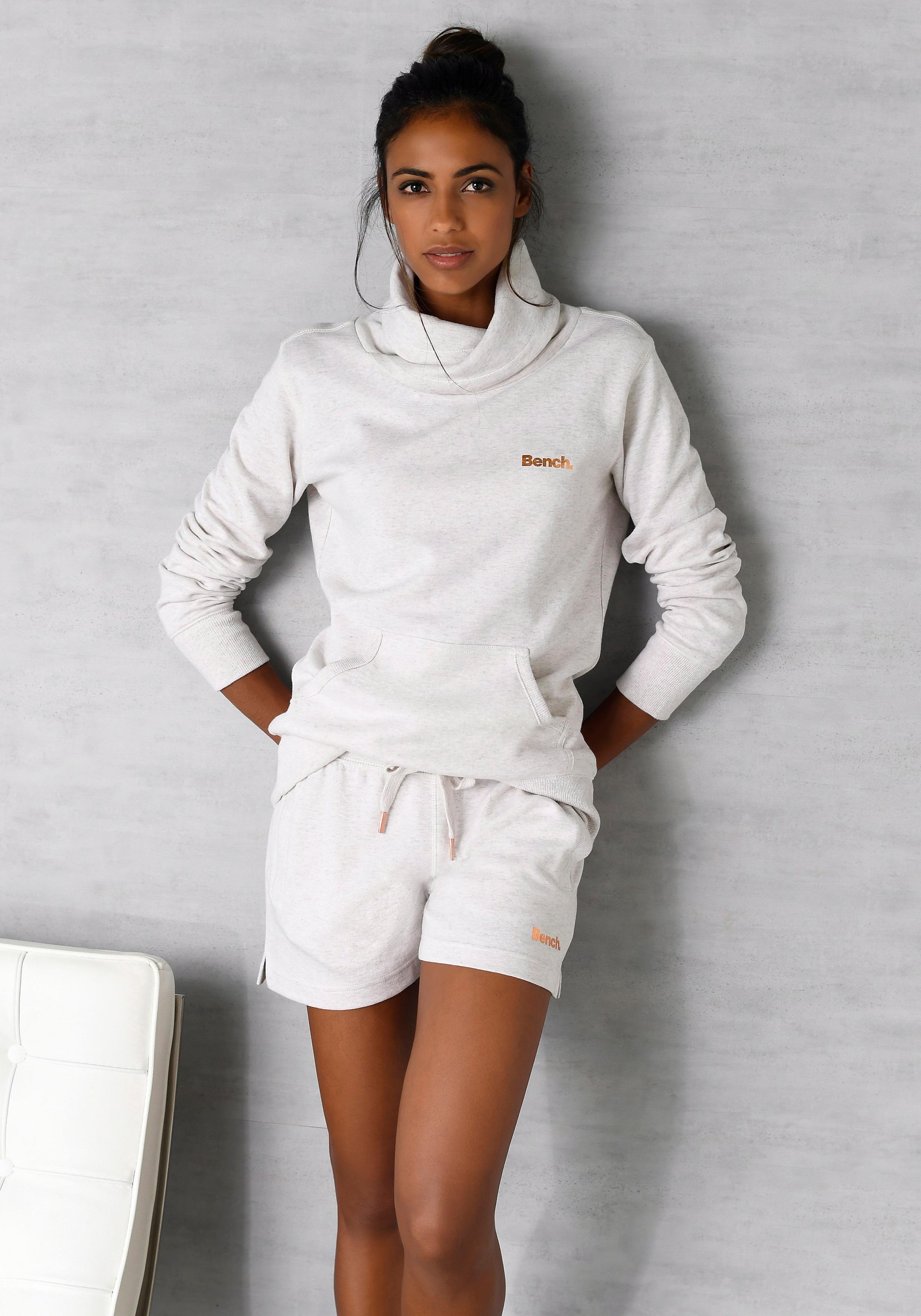 Bench. Loungewear Relaxshorts, Sweathose mit kurzen Seitenschlitzen und seitliche Taschen, Loungewear