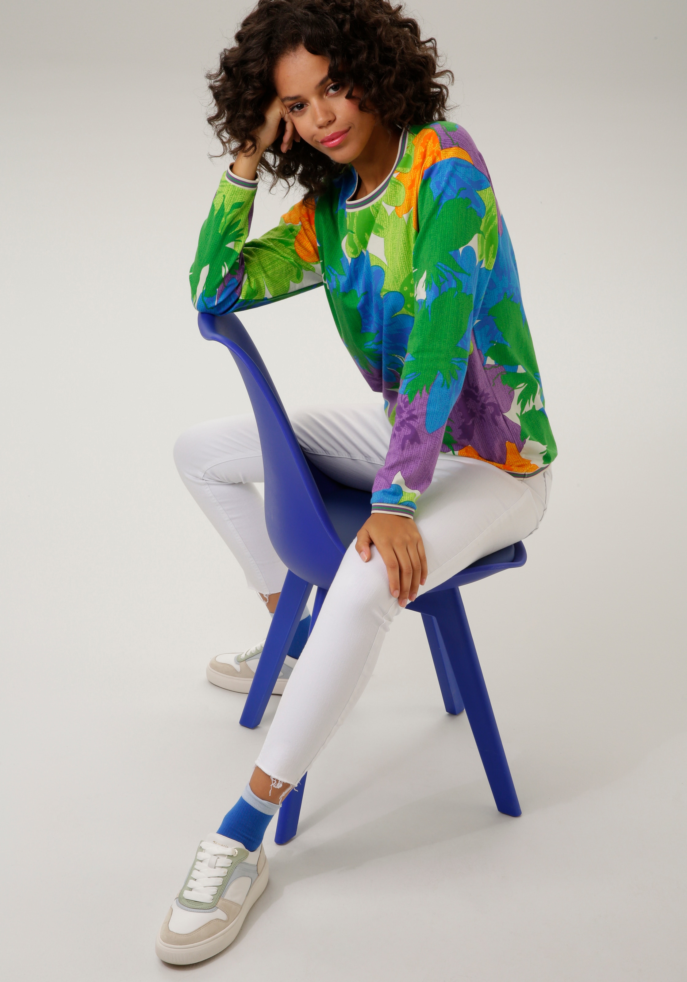 Aniston CASUAL Sweatshirt, mit grossflächigen Blüten und Blättern bedruckt