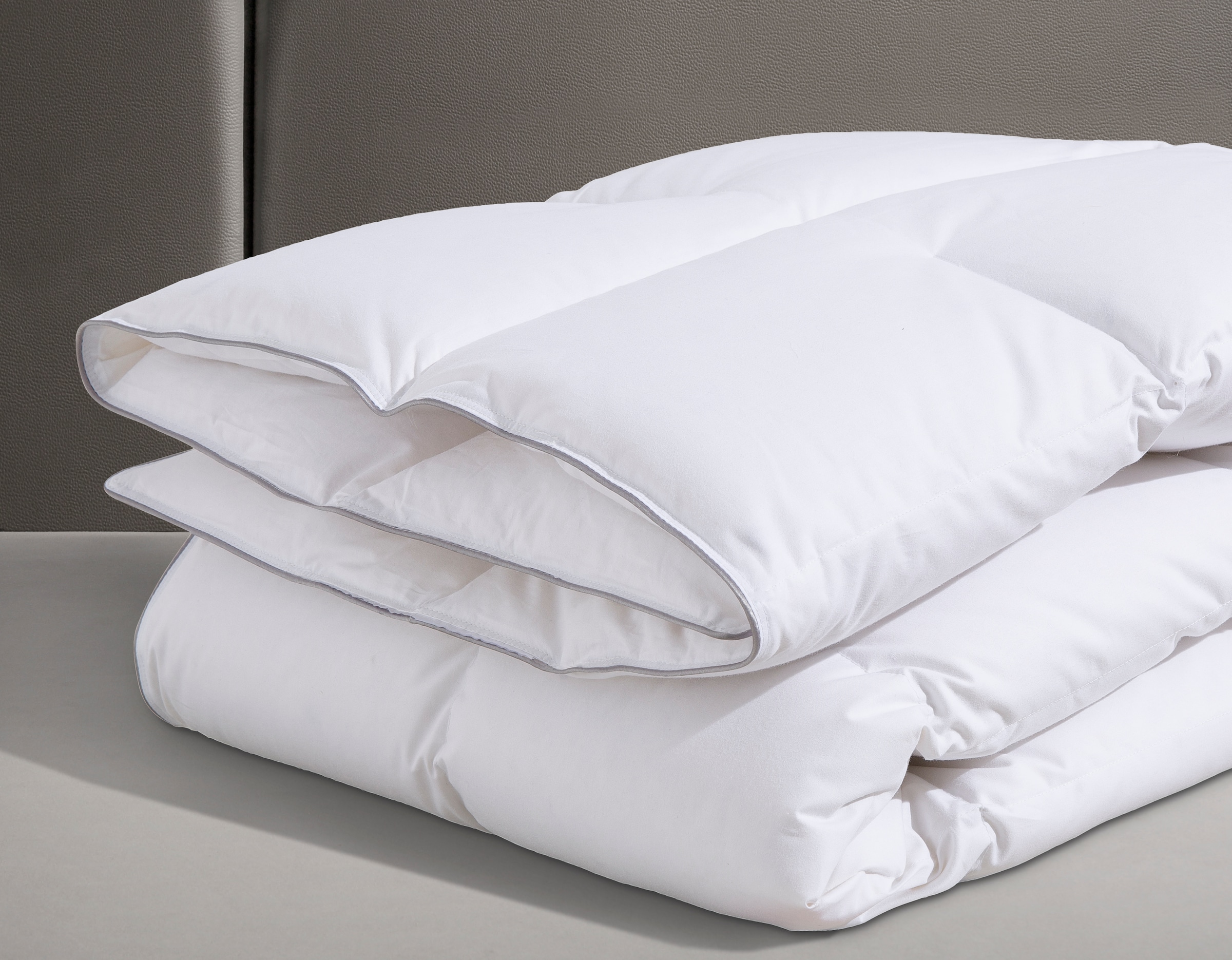 OBB Daunenbettdecke »Edition 125 Jahre, Bettdecken für Sommer und Winter, Ganzjahresdecke«. Füllung 90%Daunen, 10% Federn, Bezug 100% Baumwolle, Bettdecke 135x200 cm, 155x220 cm & weitere Grössen, Made in Germany