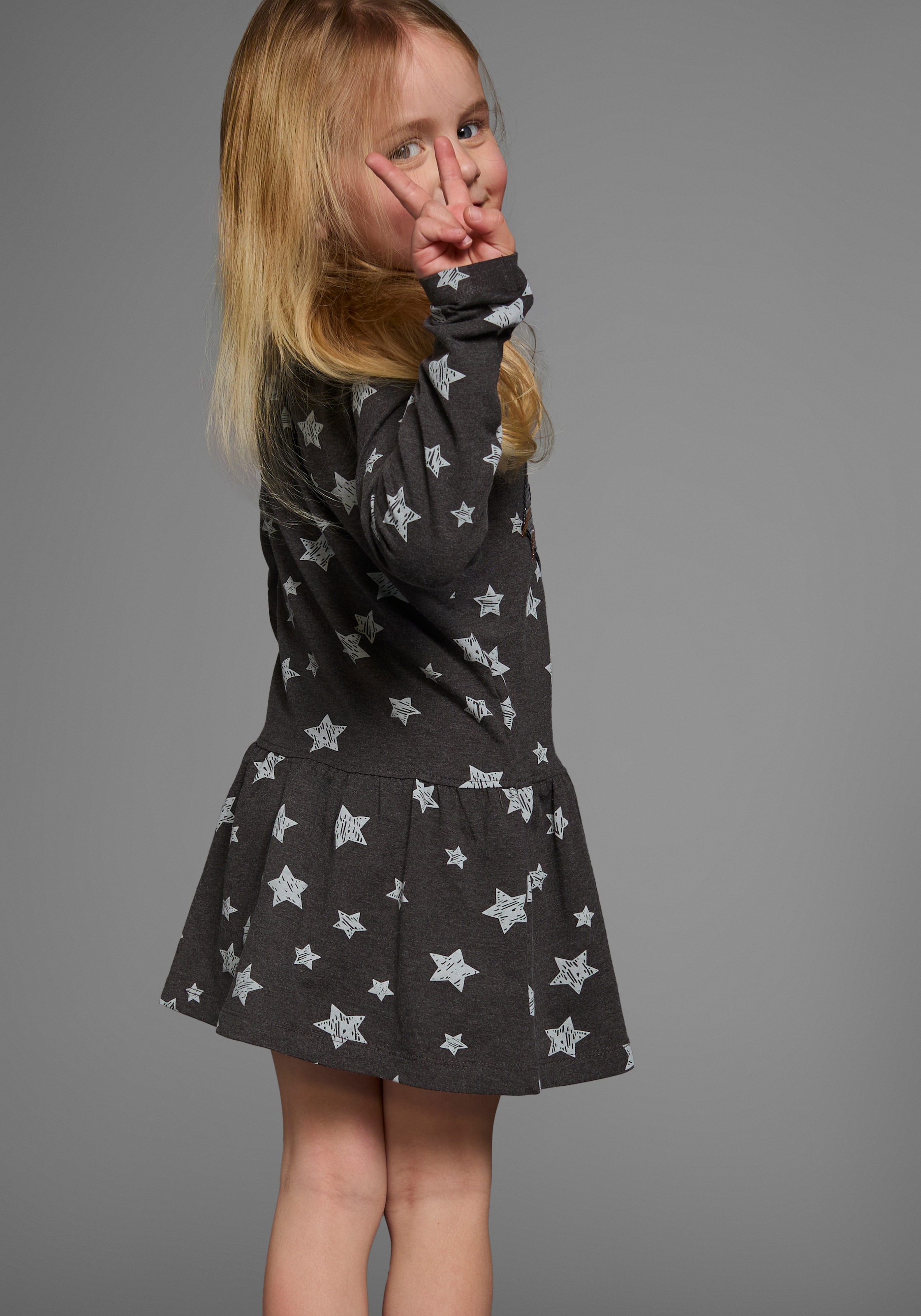 KIDSWORLD Jerseykleid »Kleid mit Pailletten«, Shirtkleid mit süsser Paillettenapplikation