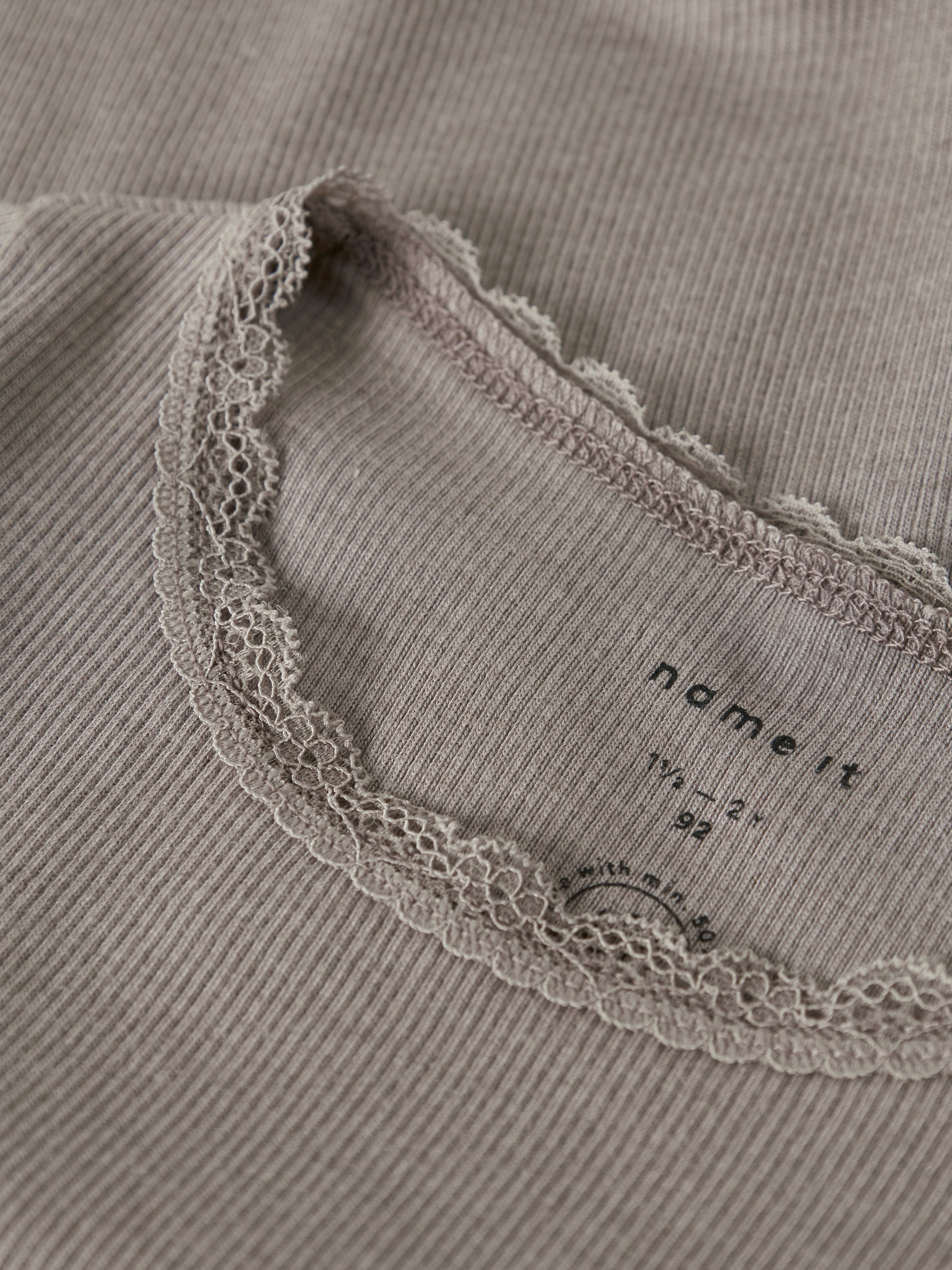 Name It Langarmshirt »NMFKAB LS TOP NOOS«, in Feinripp und mit süsser Spitzenkante am Ausschnitt