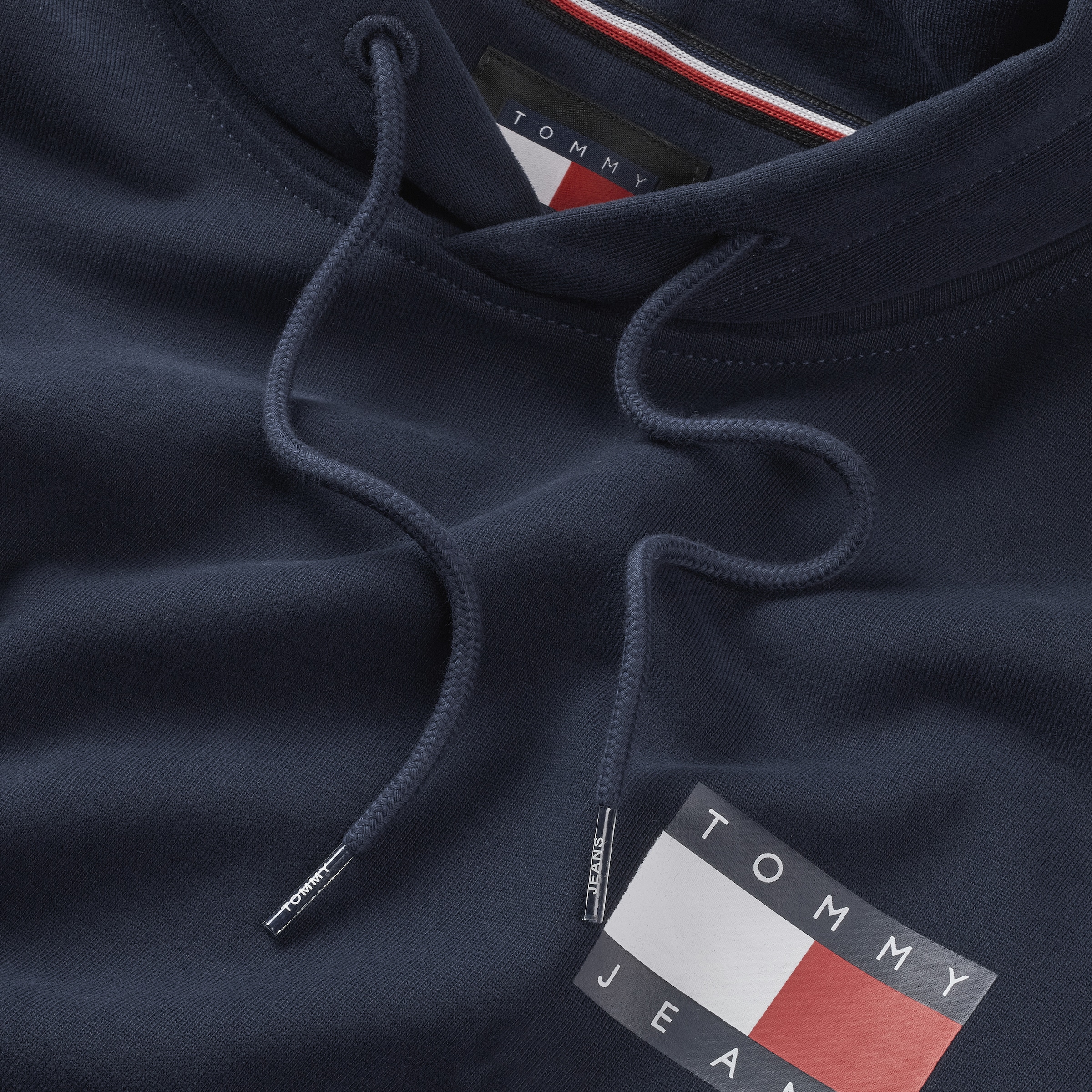 Tommy Jeans Sweatshirt »TJM REG ESSENTIAL FLAG HOOD EXT«, mit bedruckten Markenlogo auf Brusthöhe