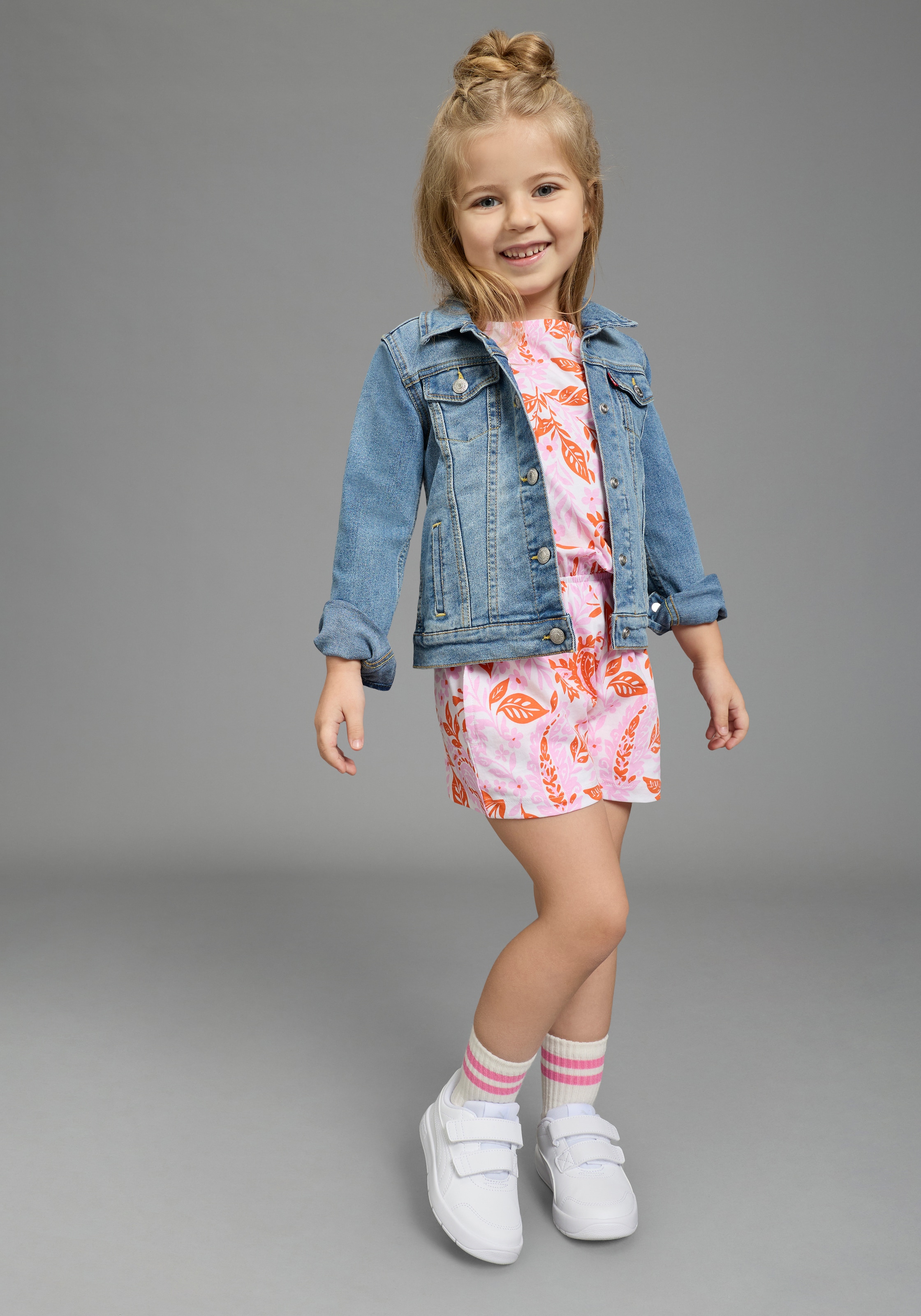 KIDSWORLD Jumpsuit »Kurzer Overall mit Paisley-Druck« mit Paisley- und Blumenprint, aus weichem Single Jersey
