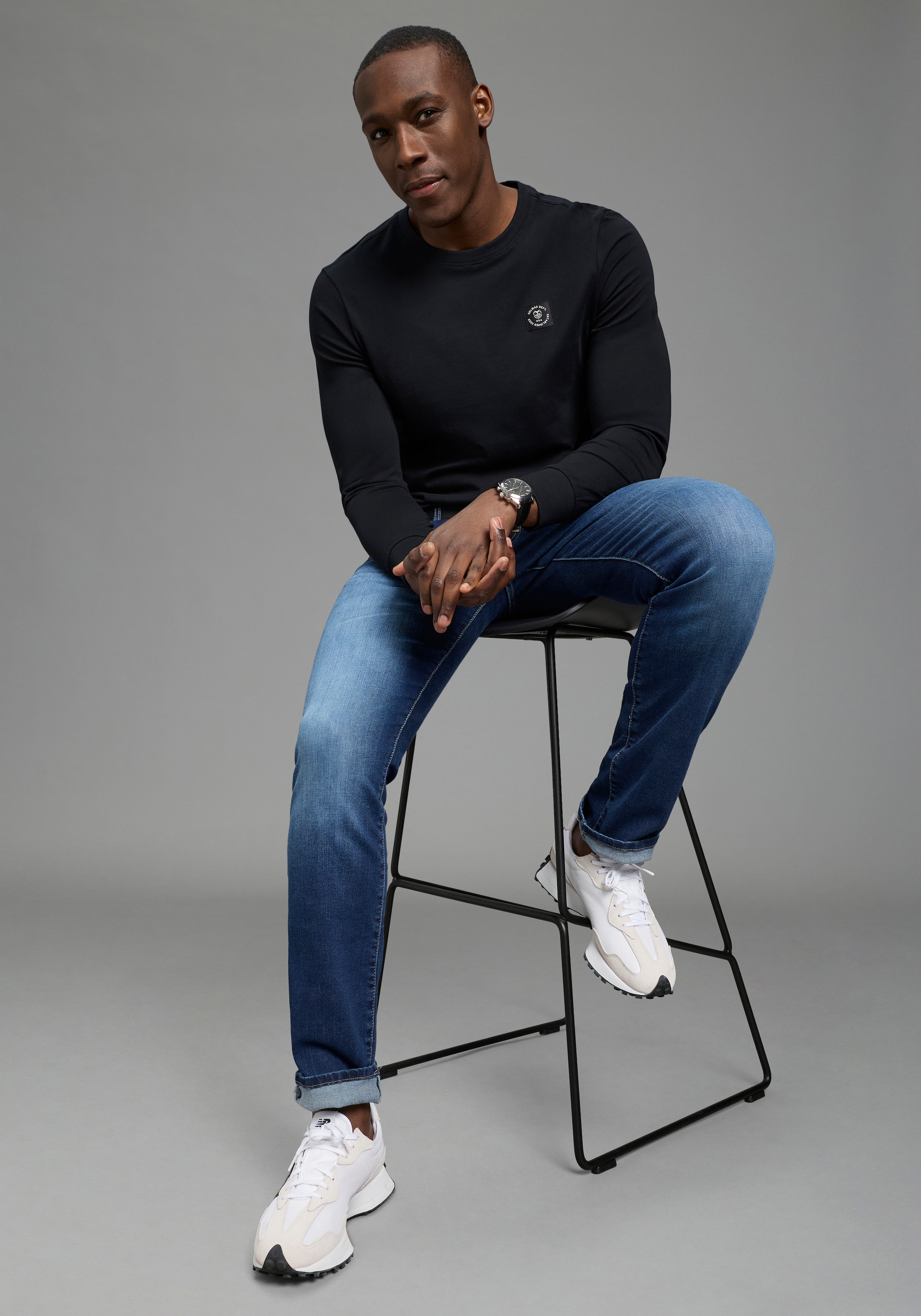 DELMAO Shirt à col rond mit Markenlabel