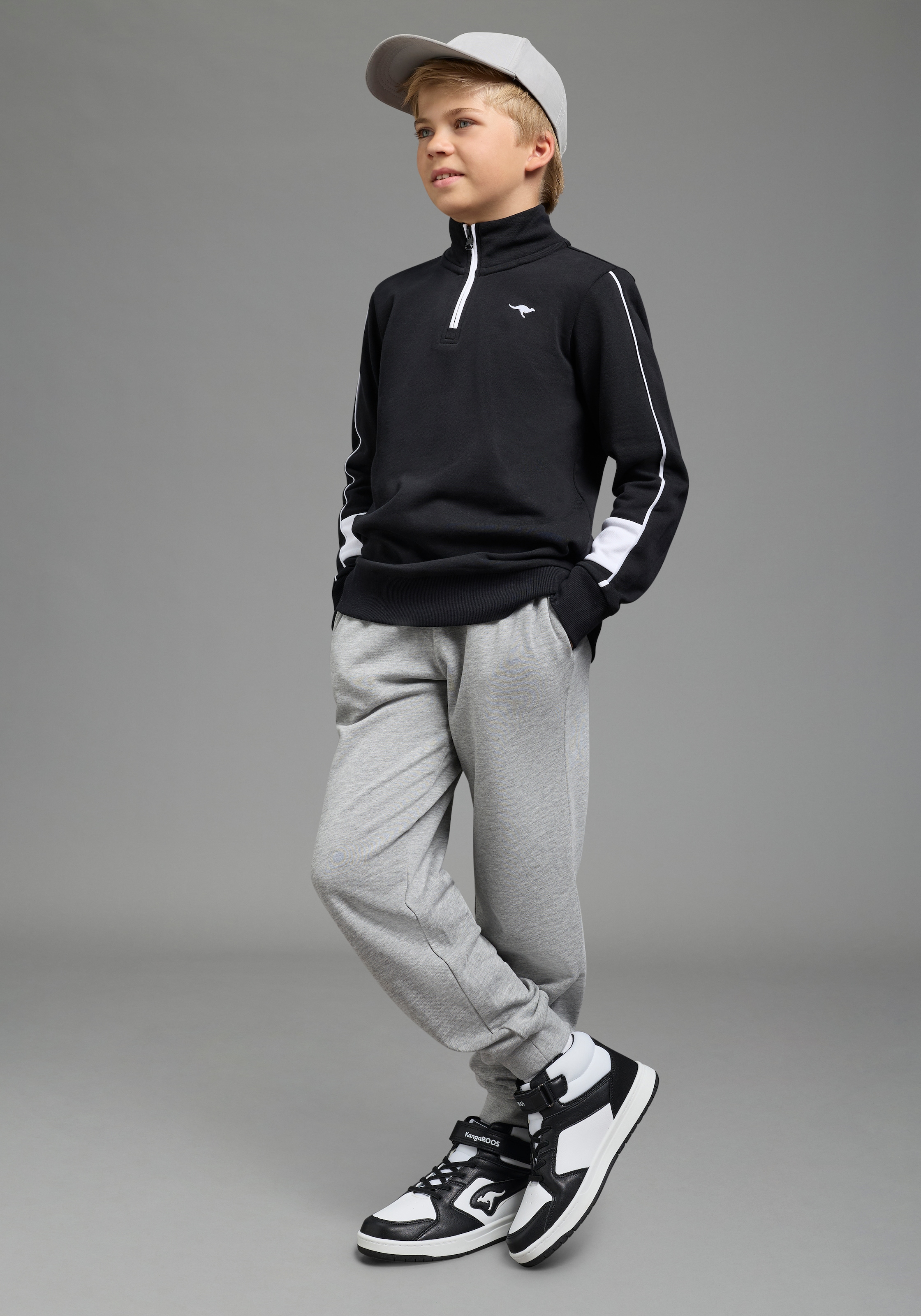KangaROOS Sweathose »Joggingshose mit Logo-Stickerei«  , lässige Sweathose