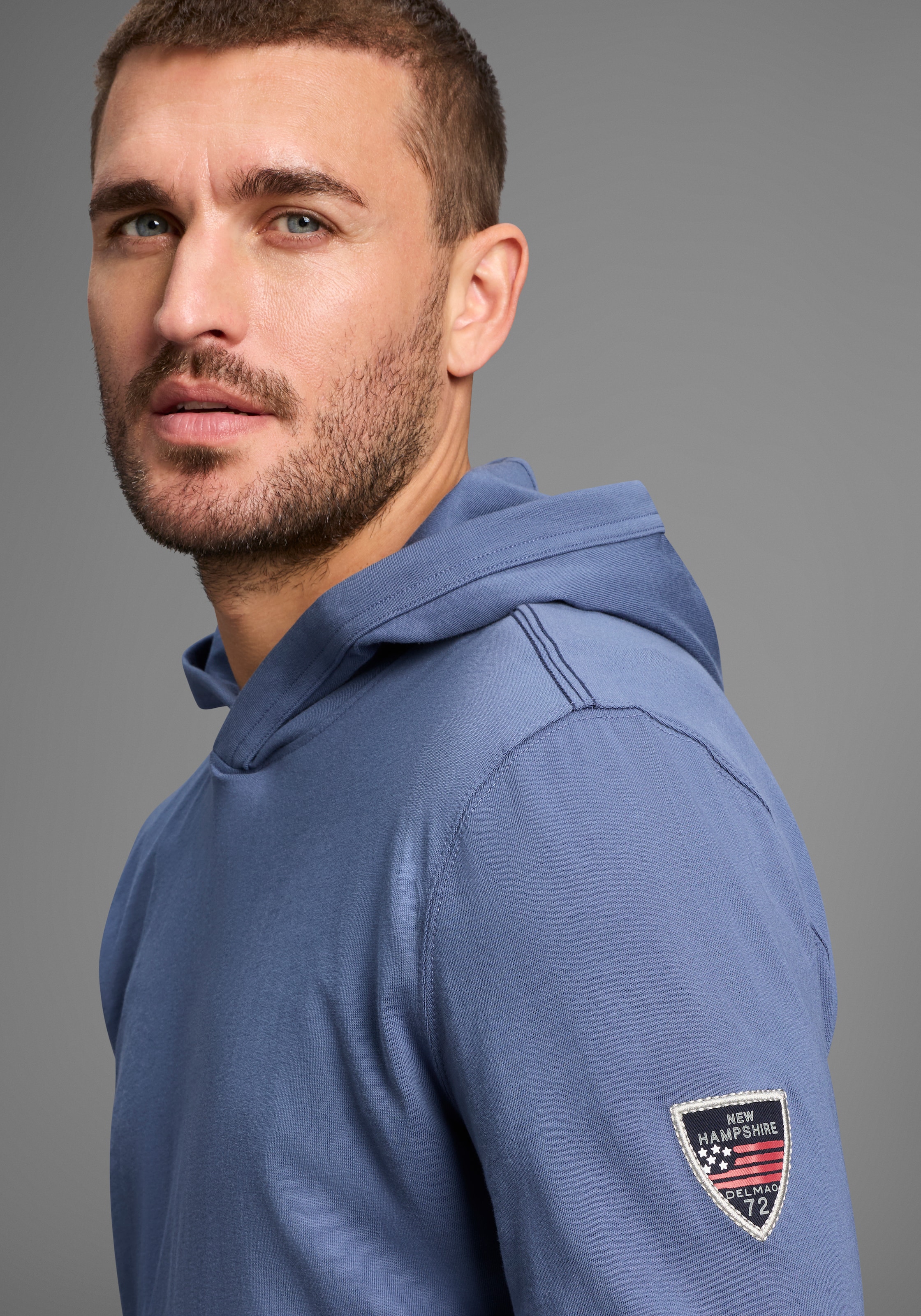 DELMAO Kapuzenshirt »Neue Kollektion!«, mit Badge am Ärmel
