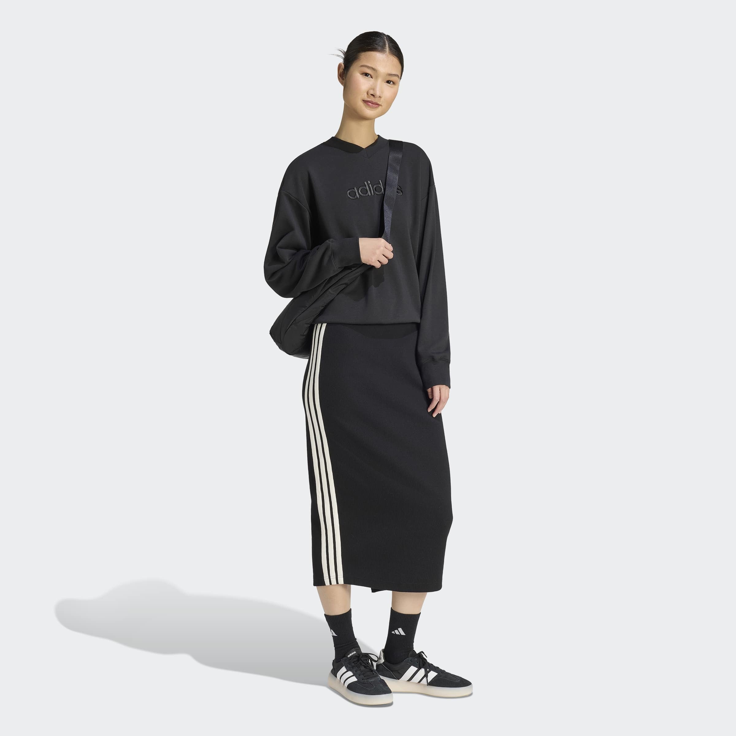 adidas Sportswear Sweat-shirt »SEASONAL ESSENTIALS SATIN-, V-AUSSCHNITT«, avec col en V, sans fermeture, longueur normale
