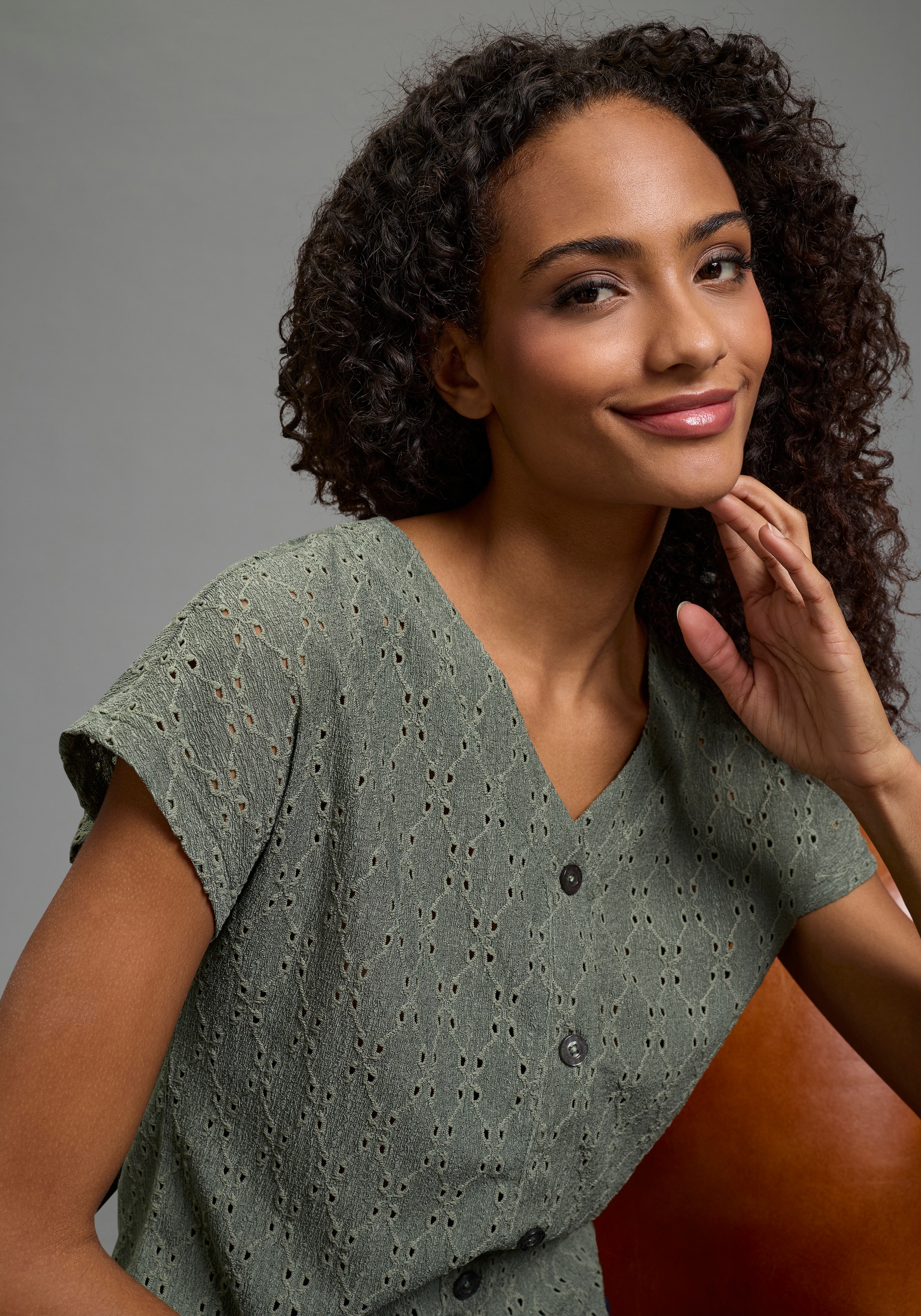 KangaROOS T-shirt figurumspielende Passform, kurze Ärmel, hüftlange Schnittform