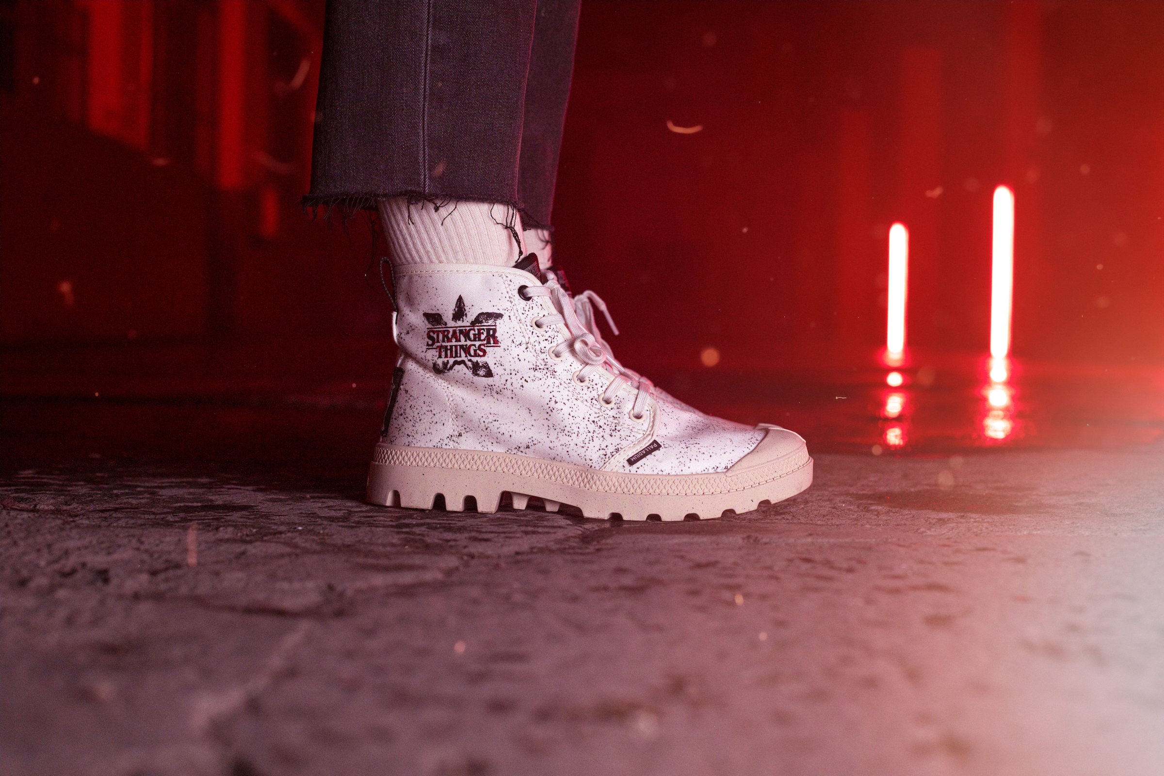 Palladium Bottines à lacets »STRANGER THINGS X PAMPA DEMODOG«  Schnürstiefel aus Canvas mit Print