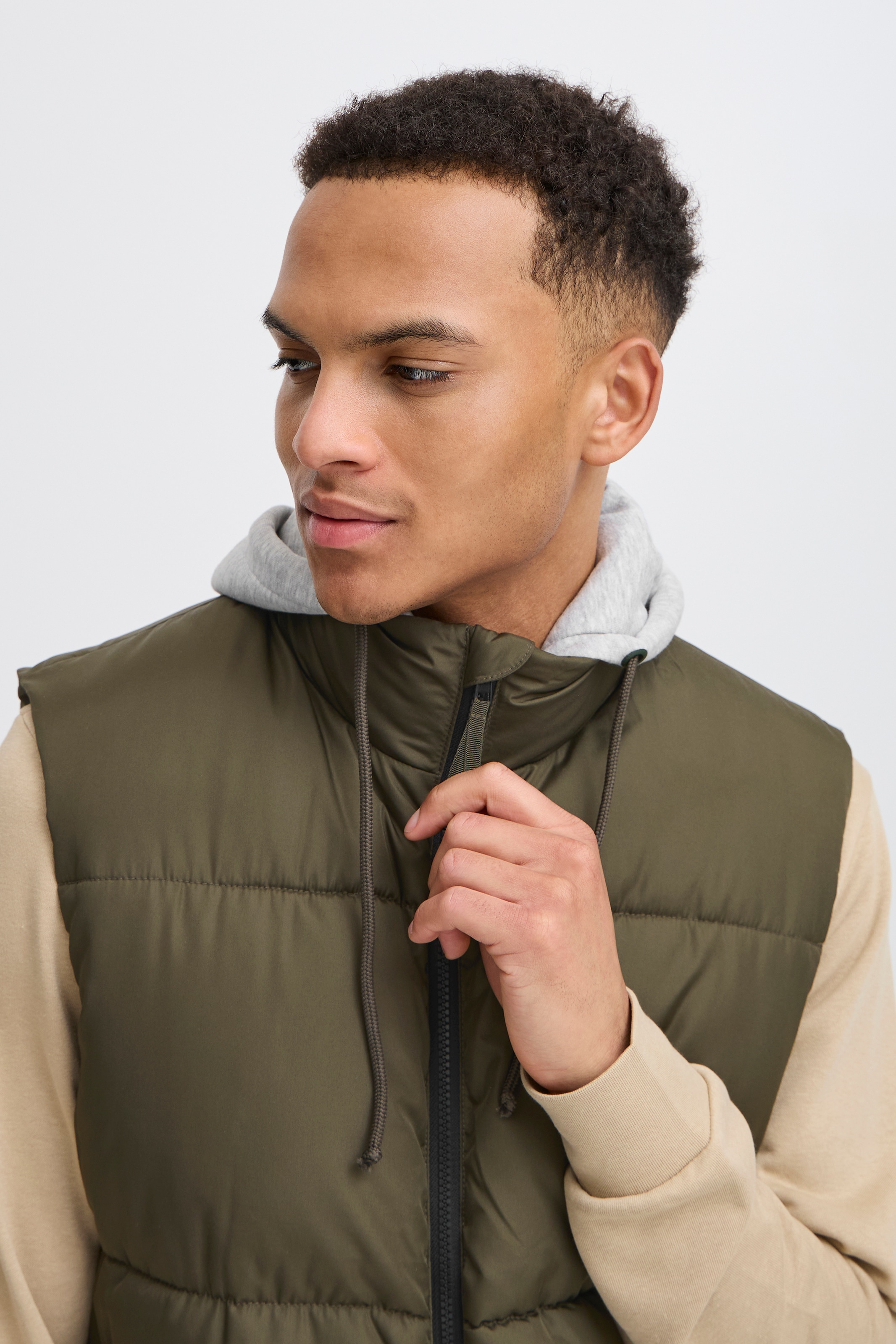 Blend Veste d'extérieur »BHELWIN vest w. jersey hood« mit Kapuze