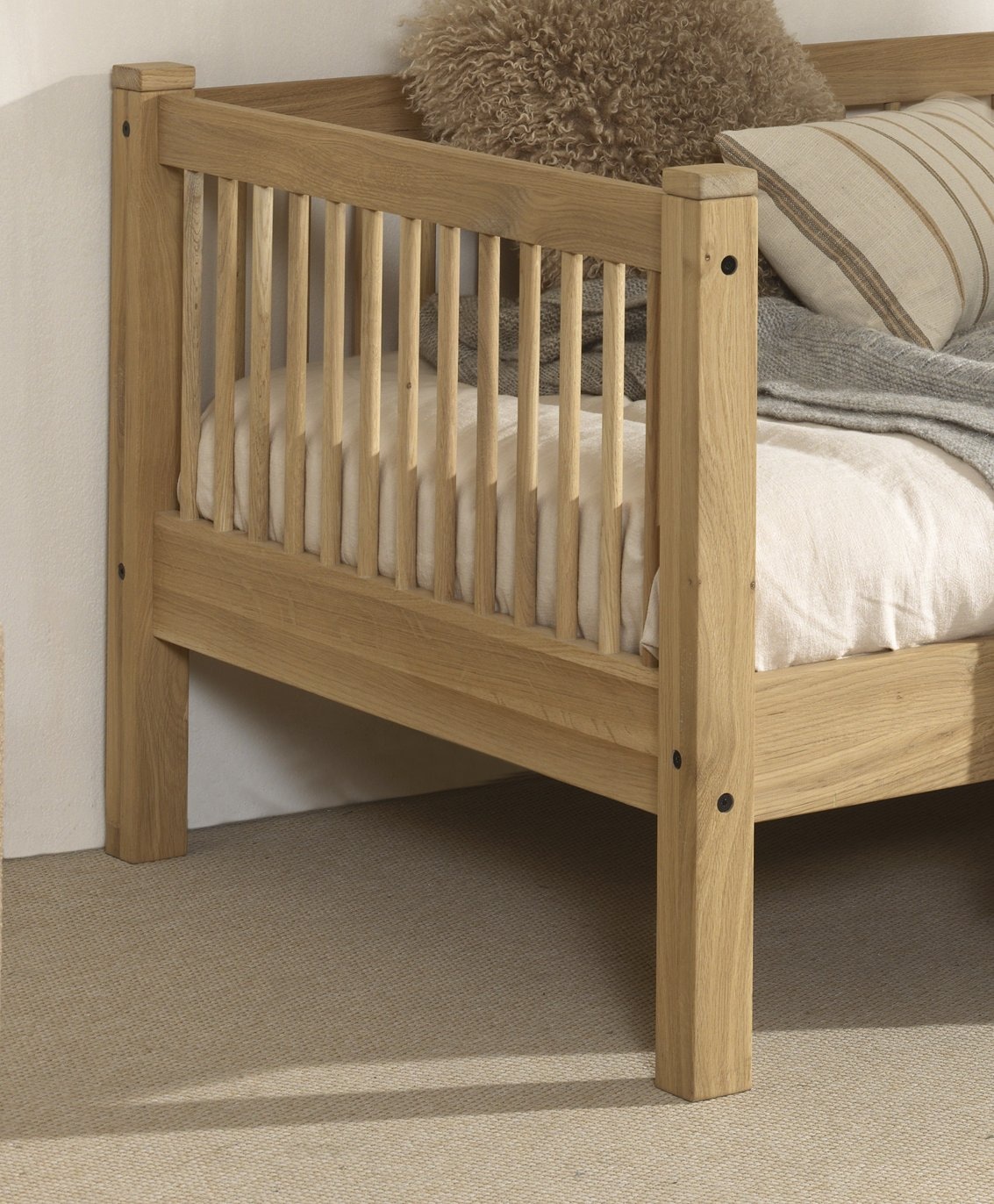 Vipack Einzelbett »Forrest 90/200 aus massiver Eiche, Oberfläche geölt, stabil gebaut« B/H/T ca. 207,5x68x97,5cm, inkl. Massivholz Rolllattenrost,  aus massiver Eiche geölt, LF 90x200 cm, wahlweise mit Bettschublade