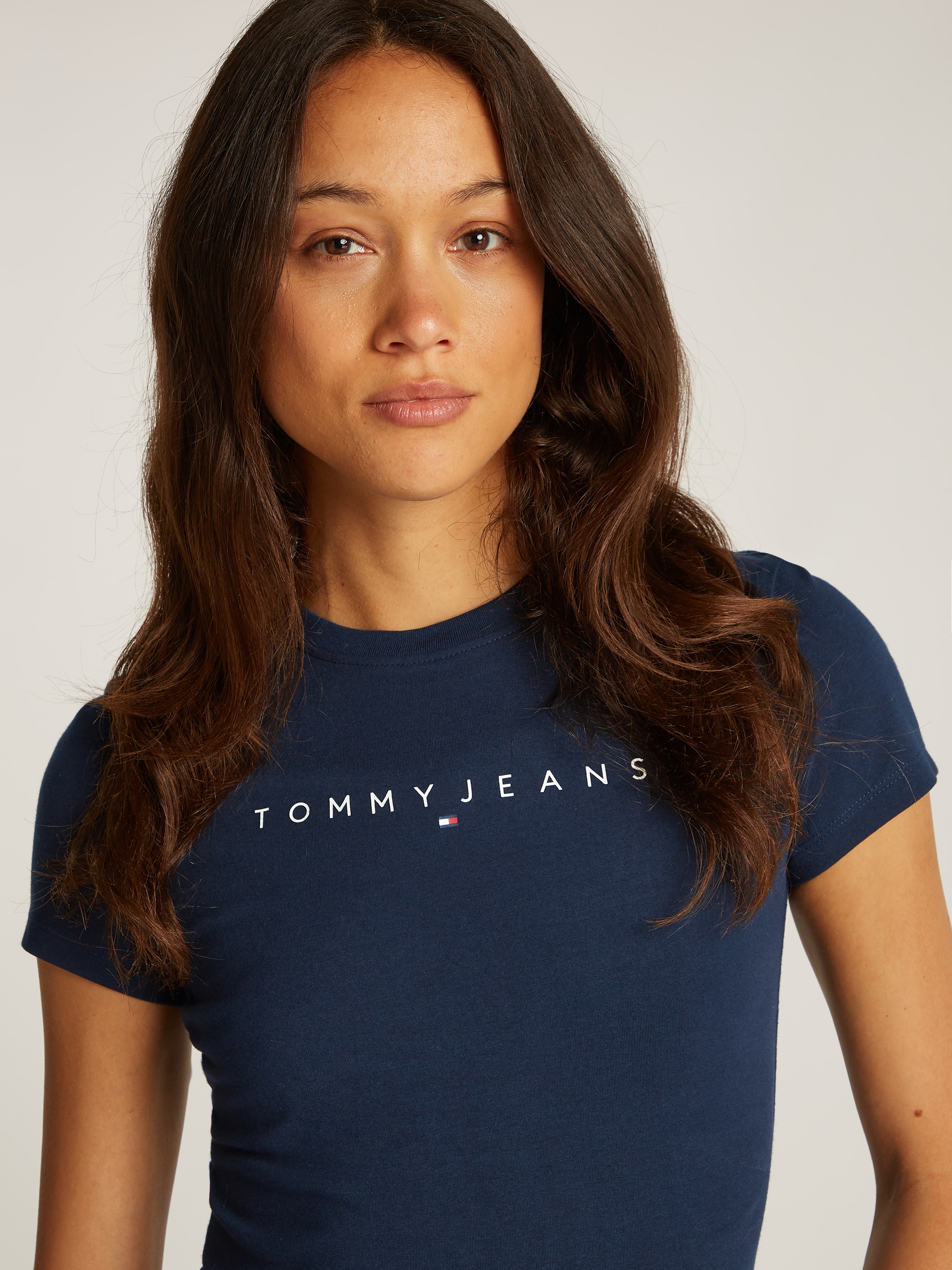 Tommy Jeans T-Shirt »TJW SLIM LINEAR TEE EXT«, mit Logo-Schriftzug