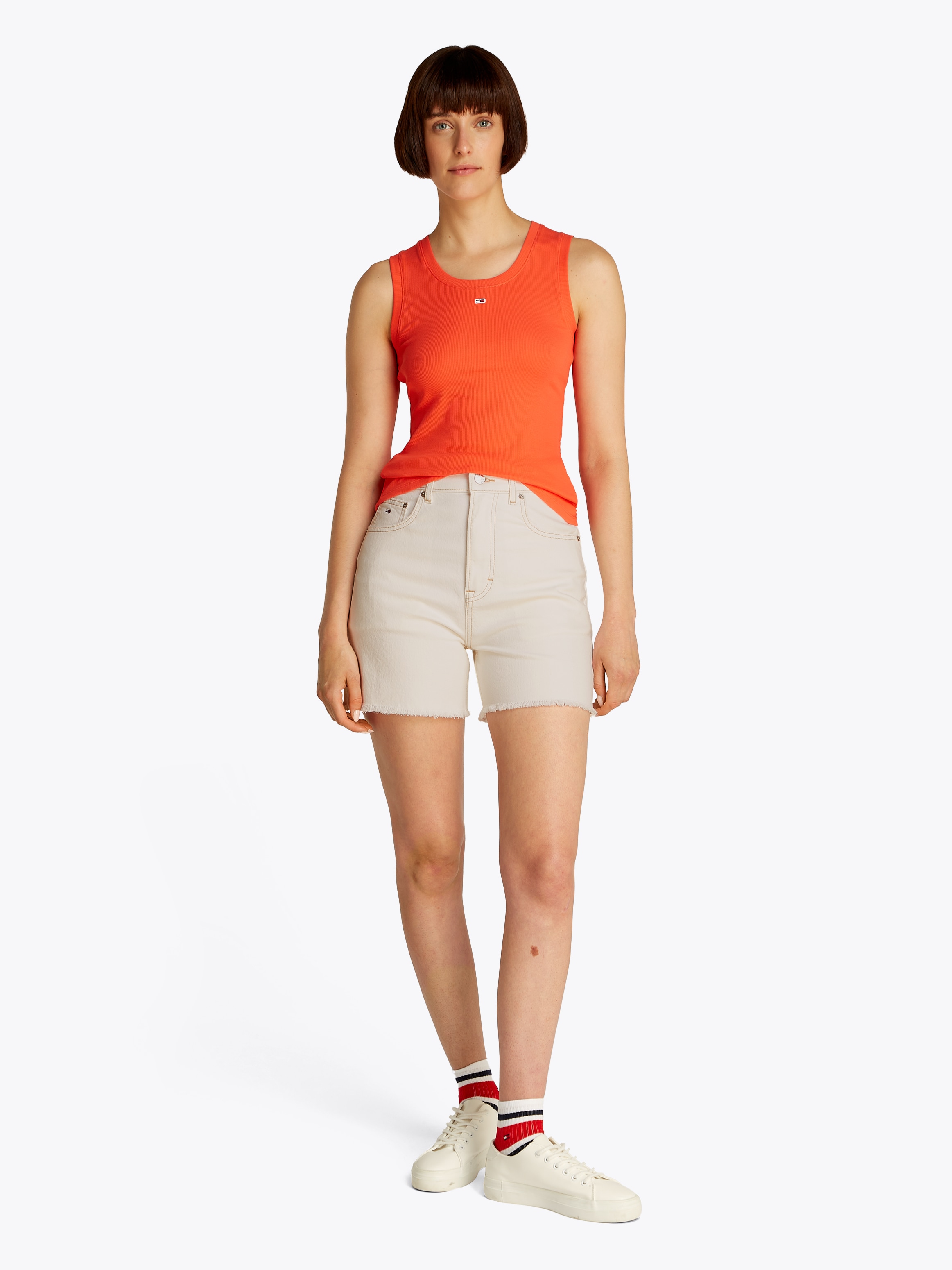 Tommy Jeans Short »MOM SHORT BI8194«  mit Logo-Badge, ausgefranster Kante