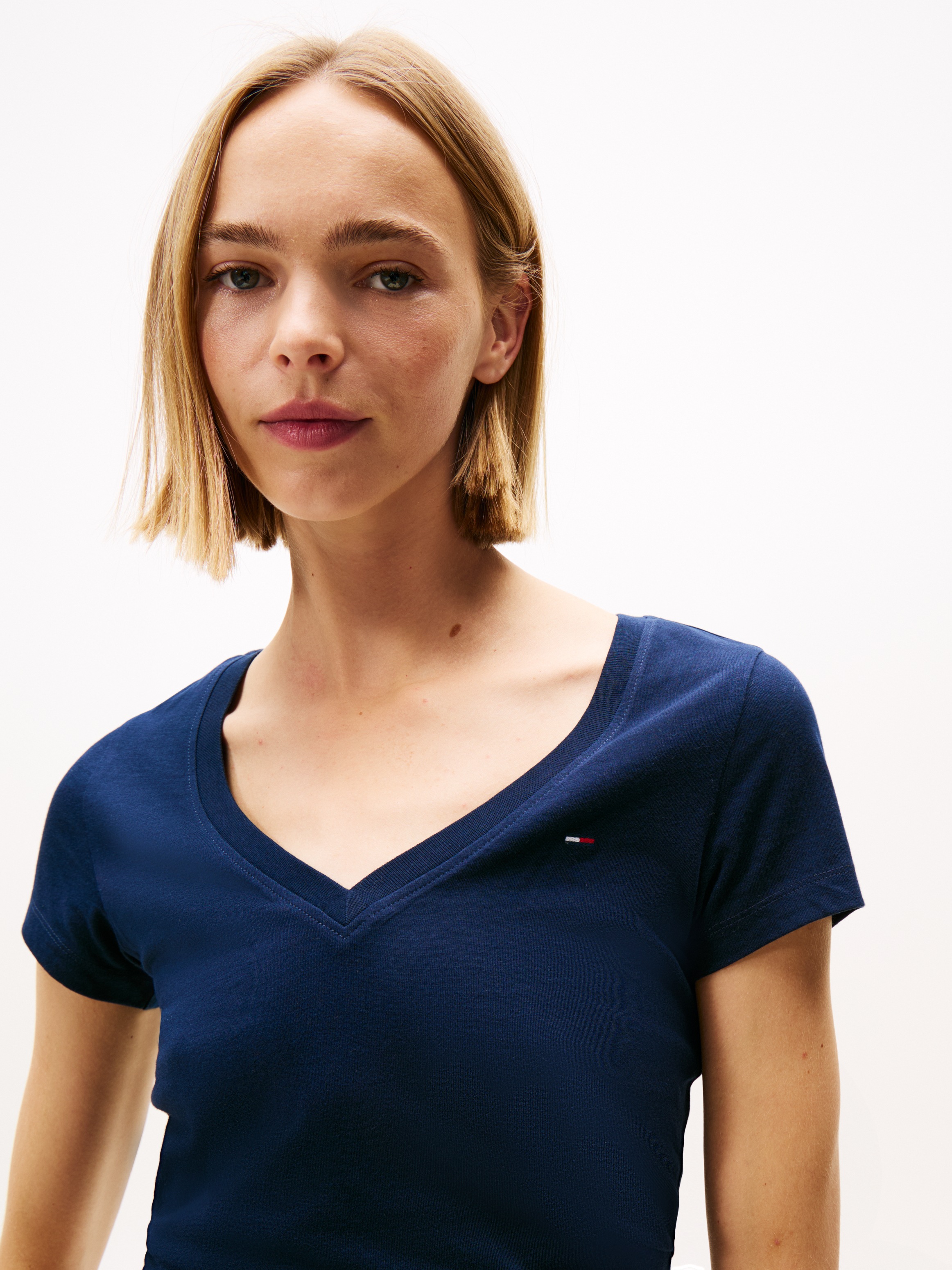 Tommy Jeans T-Shirt »TJW 2PACK V-NECK TEE«, (Packung, 2 tlg., 2-er Pack), mit Logostickerei