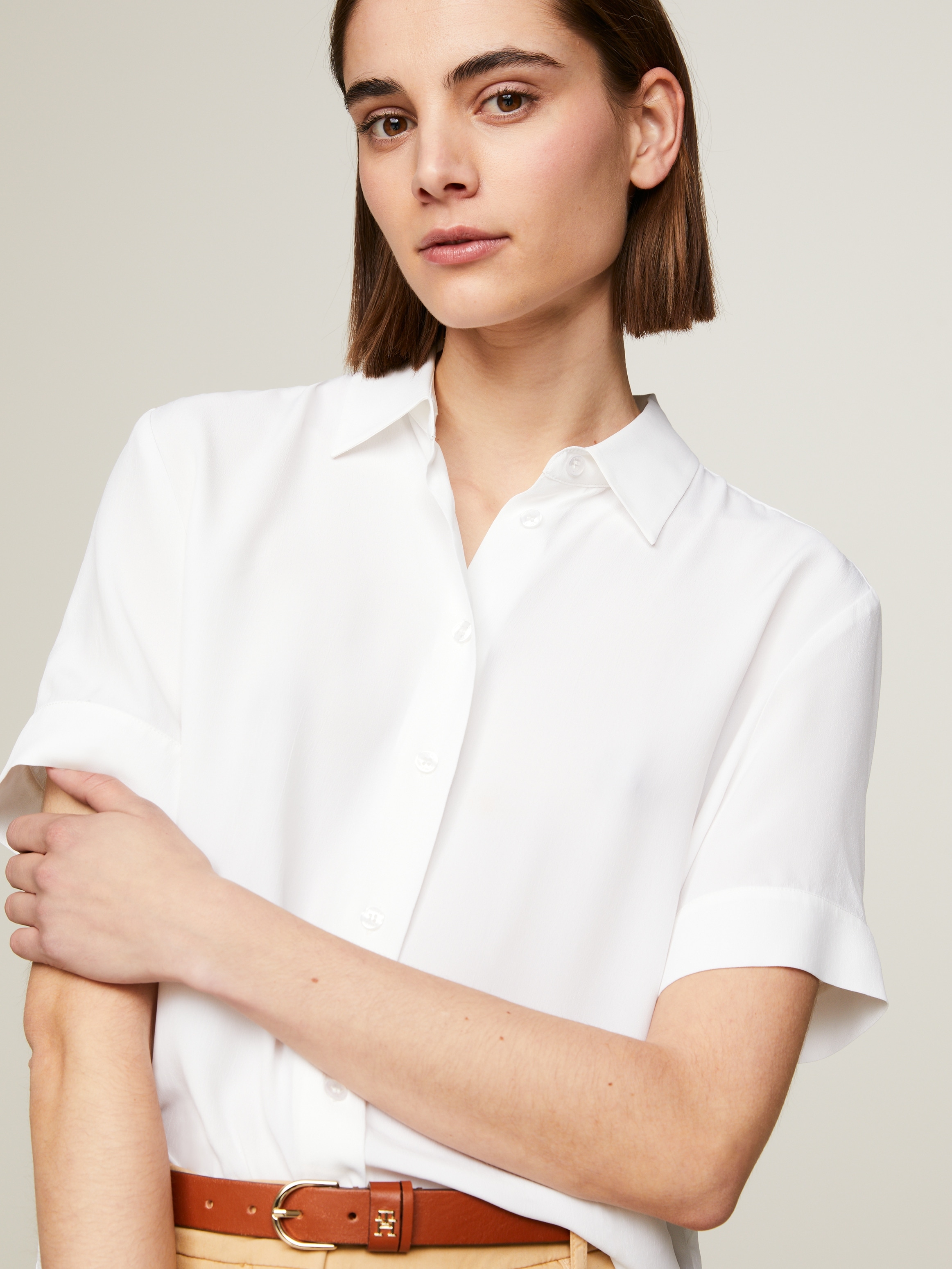 Tommy Hilfiger Kurzarmbluse »ESSENTIAL FLUID SS SHIRT«, mit Metalllabel