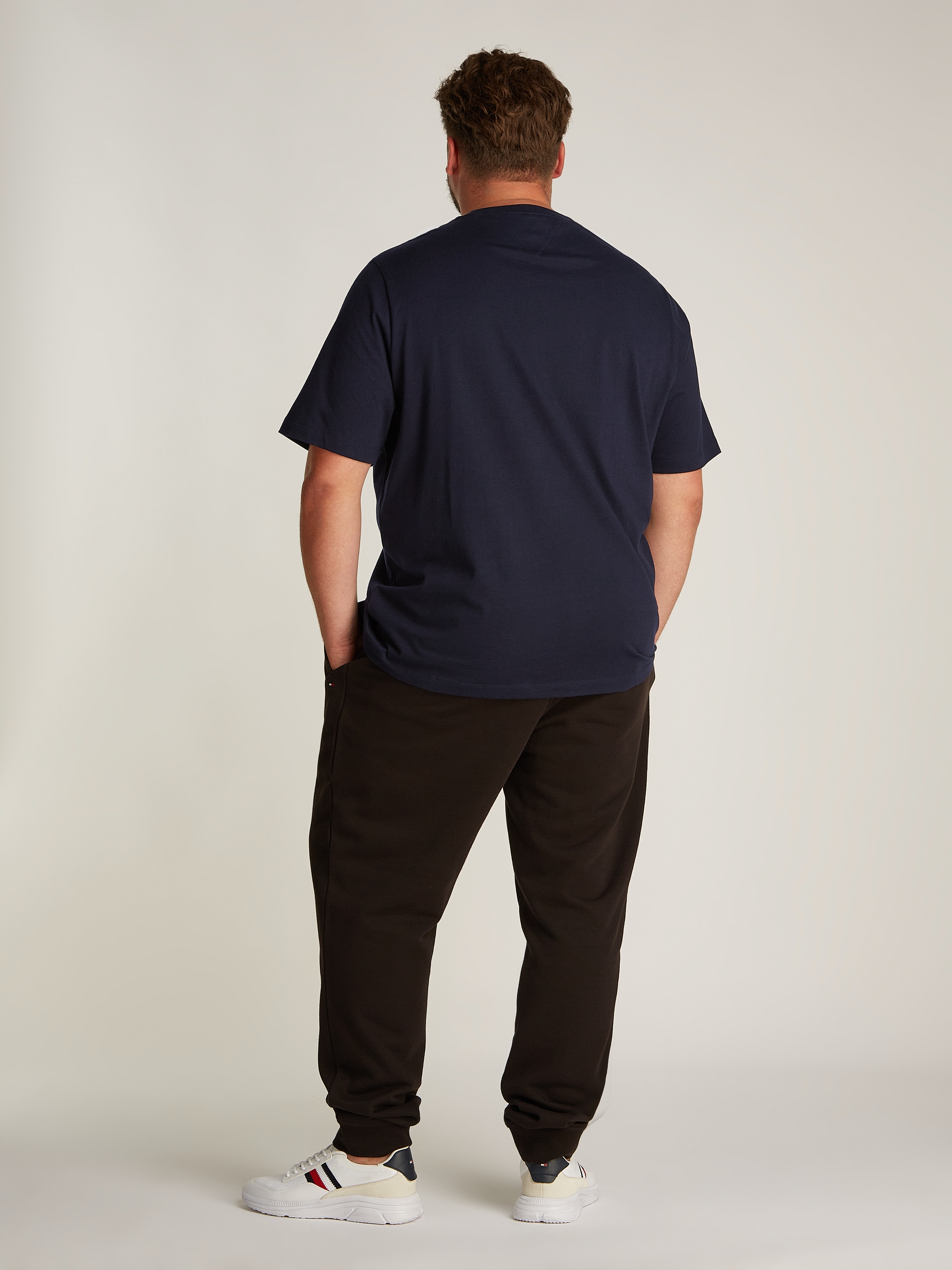 Tommy Hilfiger Big & Tall Rundhalsshirt »BT-ESSENTIAL SOLID POCKET TEE-B«, in Grosse Grössen, Logostickerei