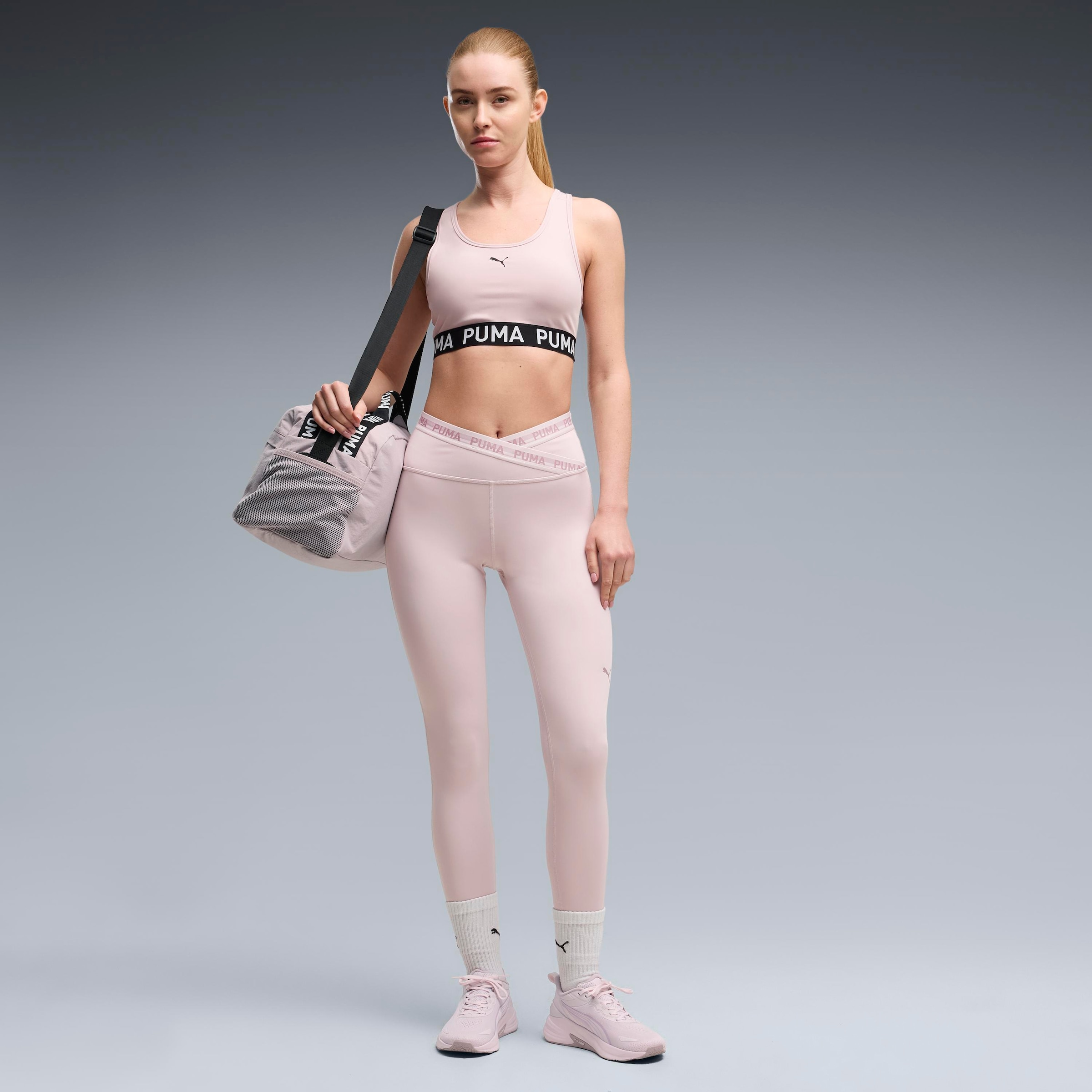 PUMA Soutien-gorge de sport »4KEEPS STRONG BRA - MID« maintien moyen, pour l'entraînement, bretelles racerback
