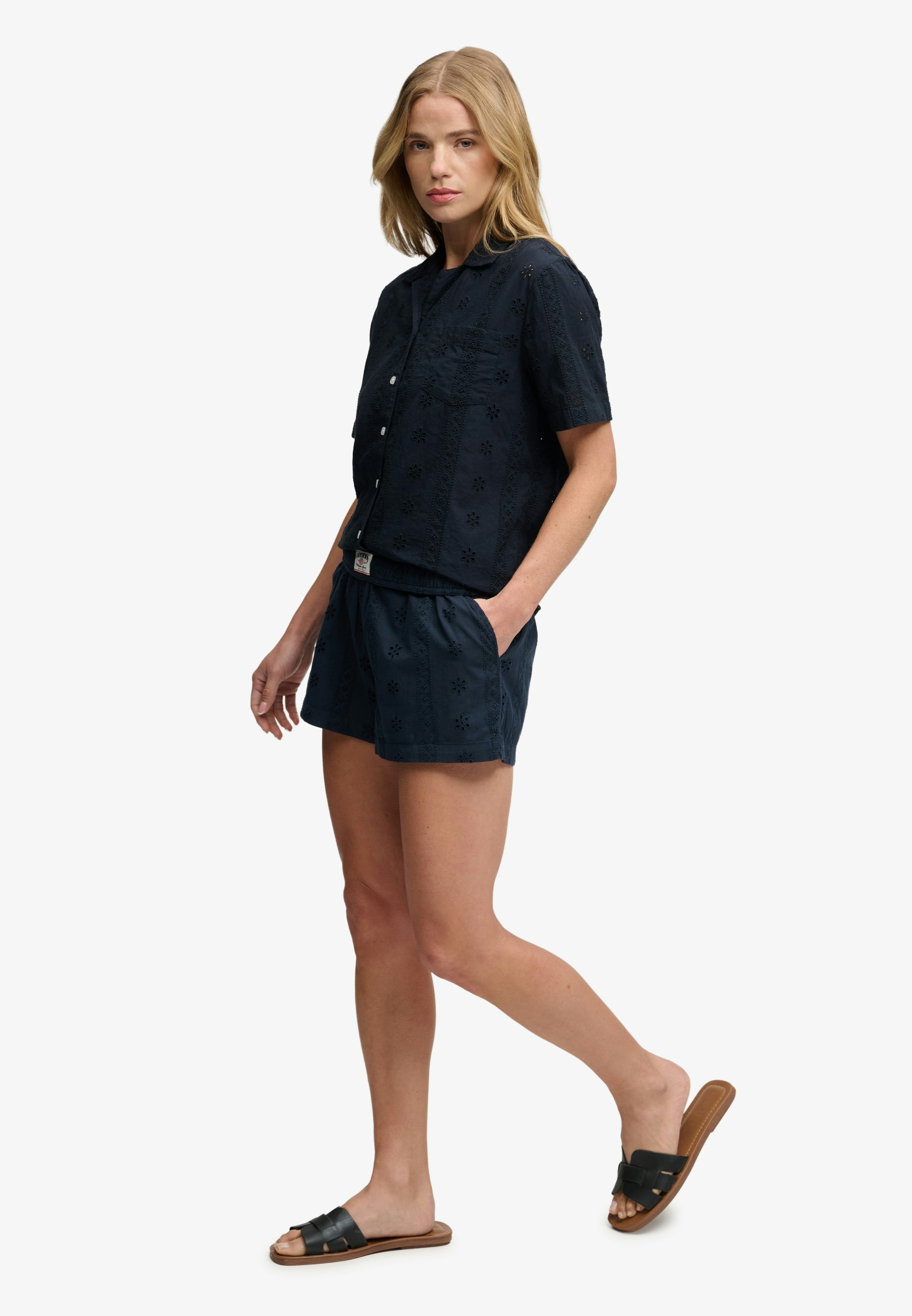 Superdry Shorts »COTTON BRODERIE BEACH SHORTS«  mit hübscher Lochstickerei