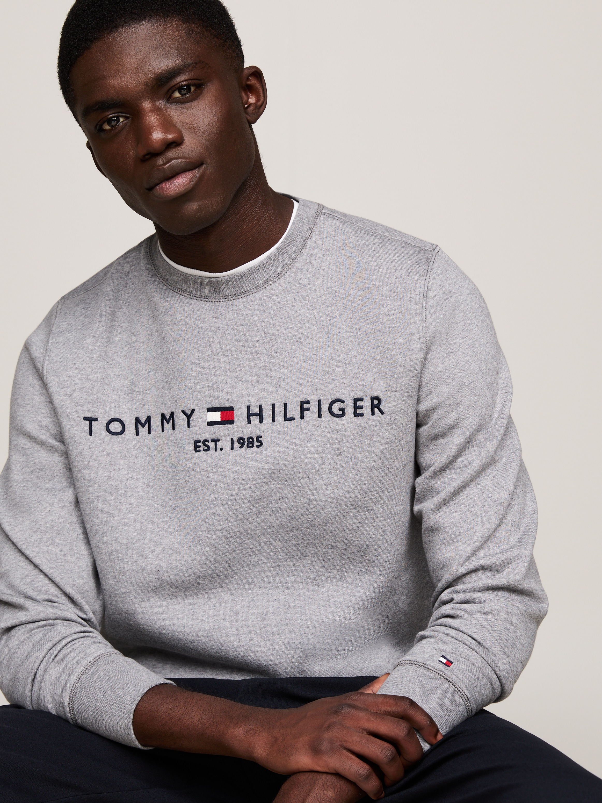 Tommy Hilfiger Sweatshirt »TOMMY LOGO SWEATSHIRT mit Rundhals und Stickerei«, unifarben, casual, regular fit, Baumwollmix, Rundhals
