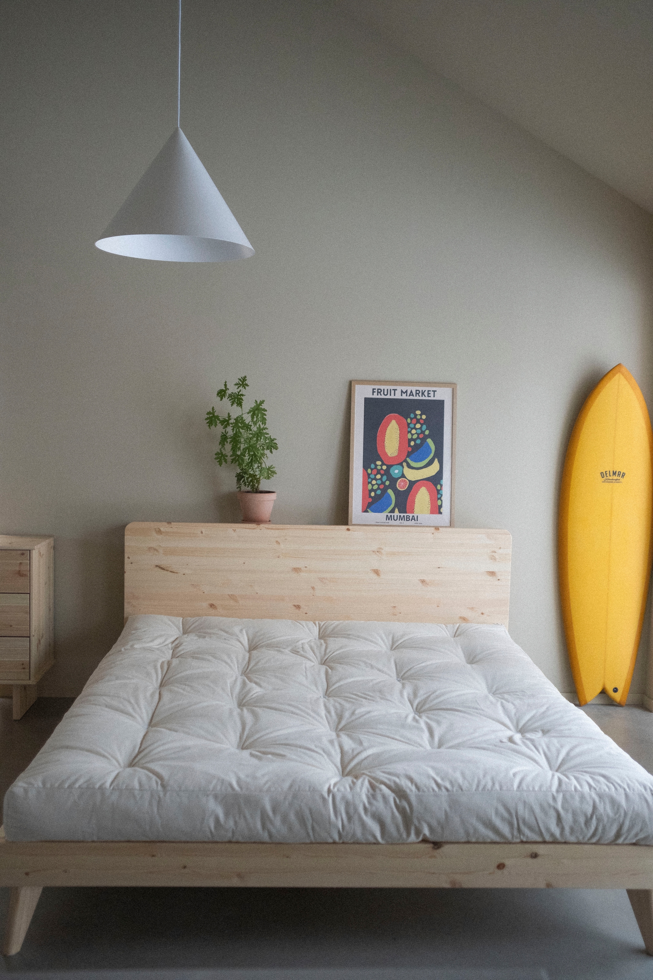 Karup Design Sommier »RETREAT BED« En pin massif avec sommier à lattes, tête de lit avec 3 étagères