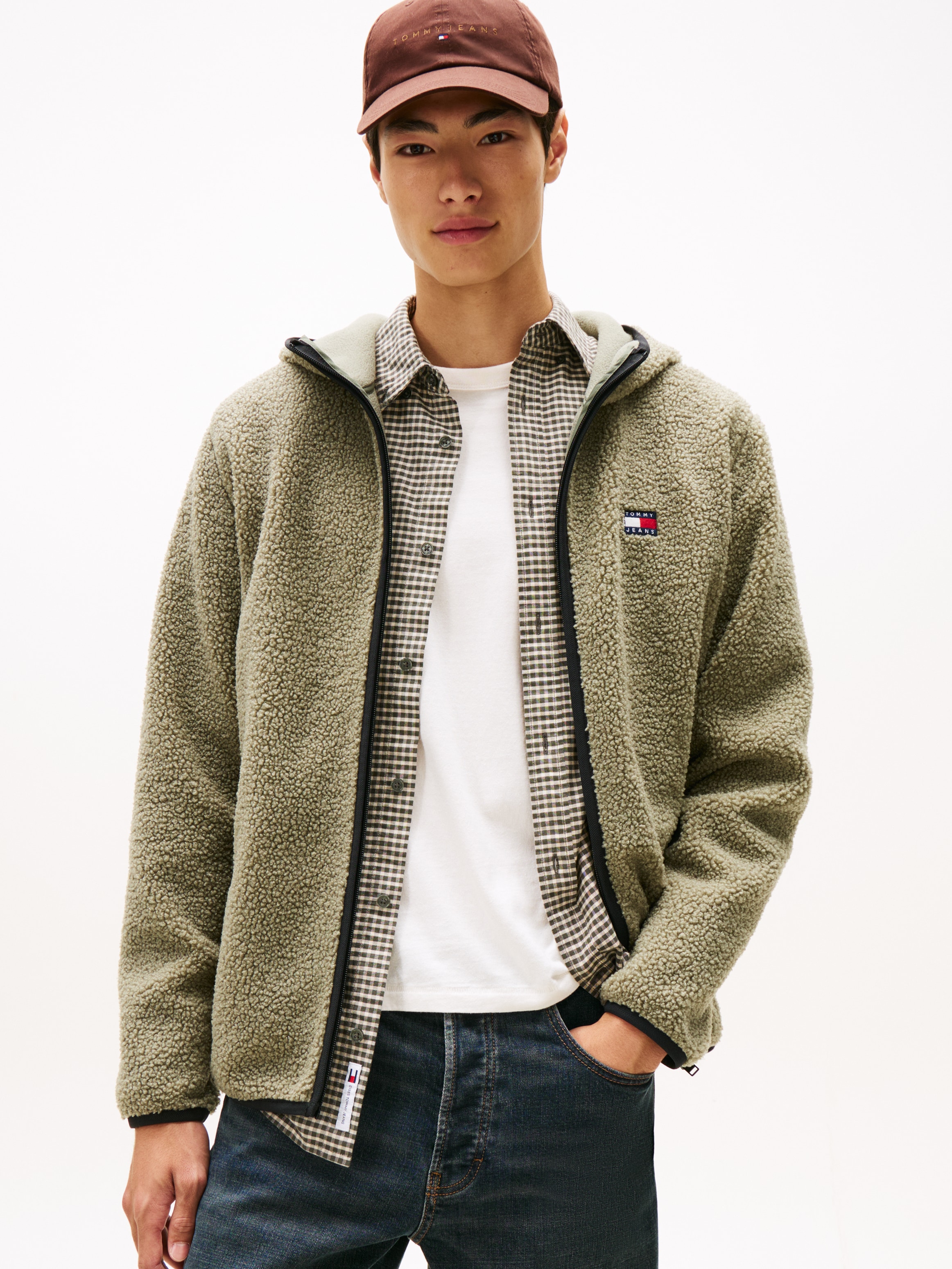 Image of Tommy Jeans Plüschjacke "TJM REG BADGE TEDDY ZIP TRU EXT" mit Kapuze Freizeitjacke, Übergangsjacke, Teddyjacke mit Logopatch