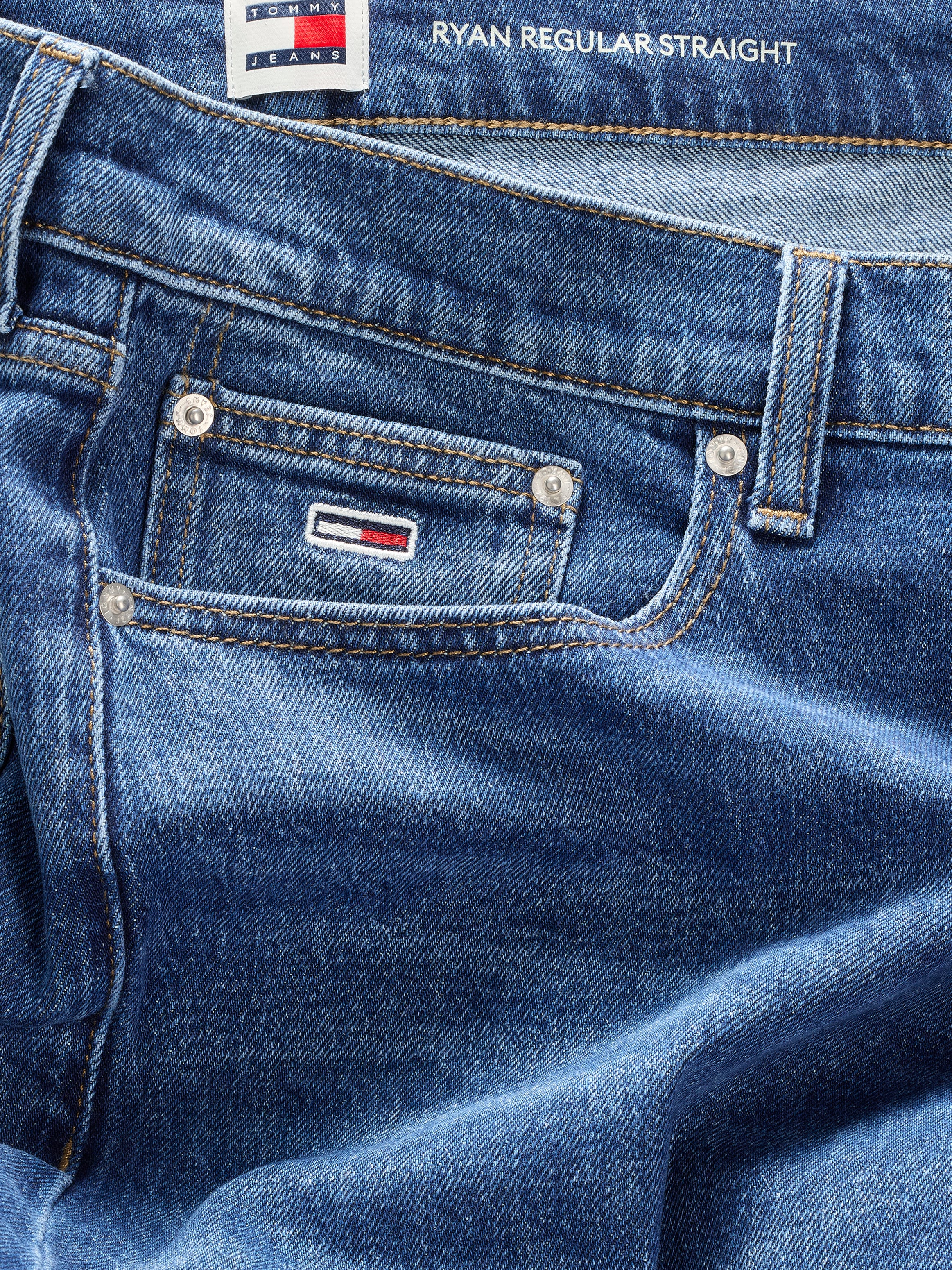 Tommy Jeans Regular-fit-Jeans »RYAN RGLR STRGHT«, mit Logoprägung