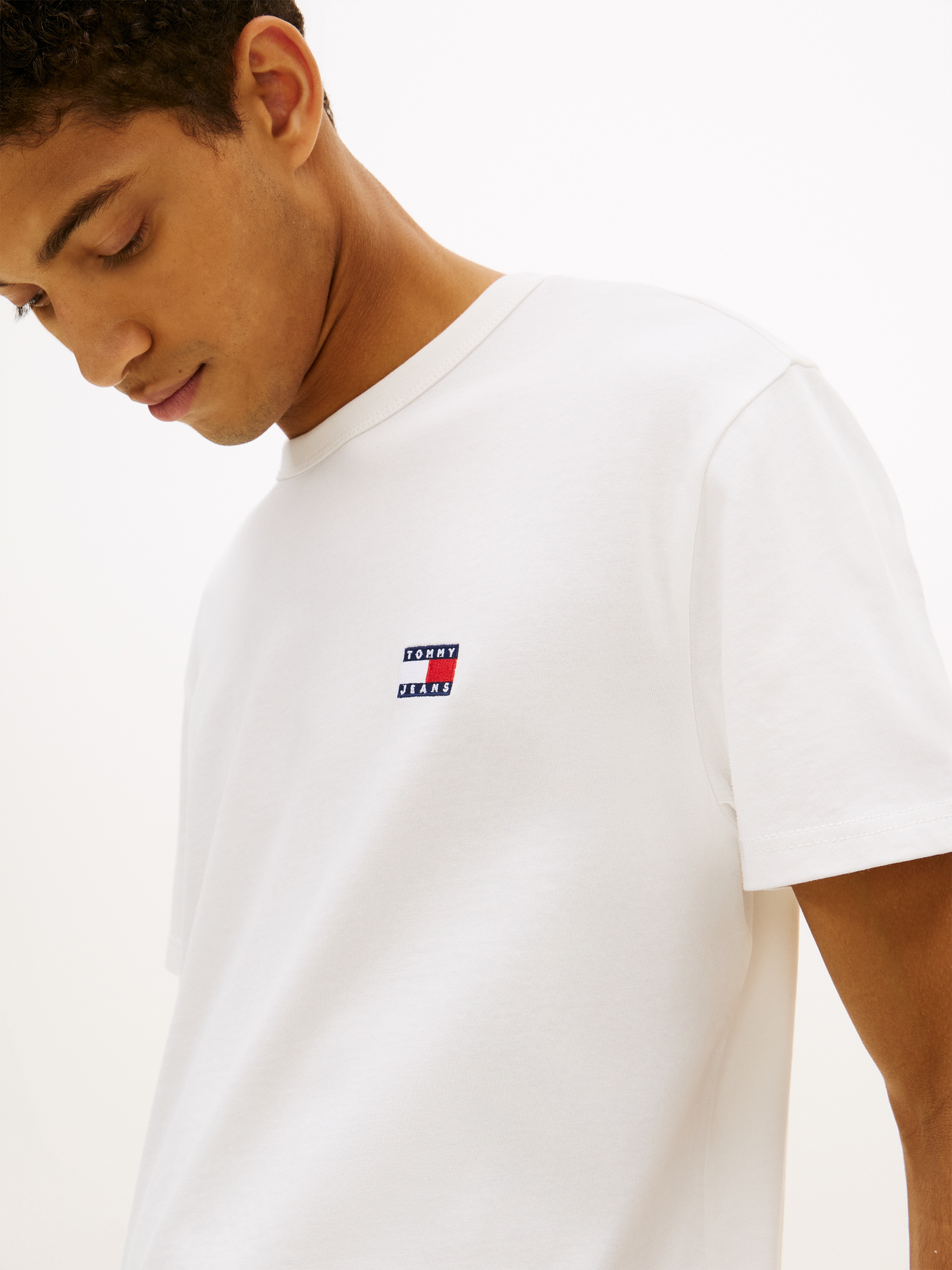 Tommy Jeans T-Shirt »TJM REG BADGE TEE EXT« mit Logostickerei