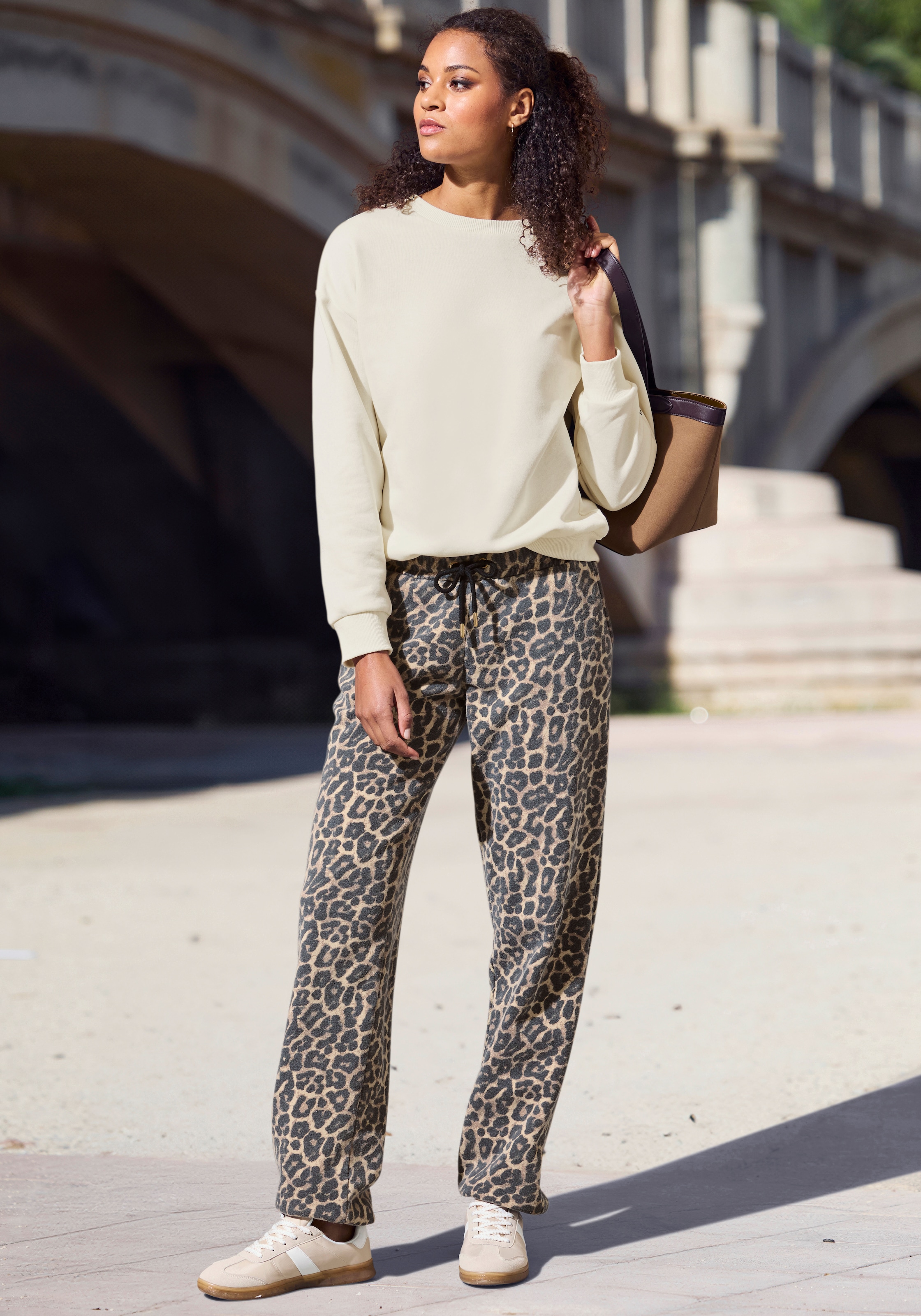 Buffalo Sweatshirt »Loungesweater«, mit tollen Druck auf dem Rücken, Home- und Loungewear
