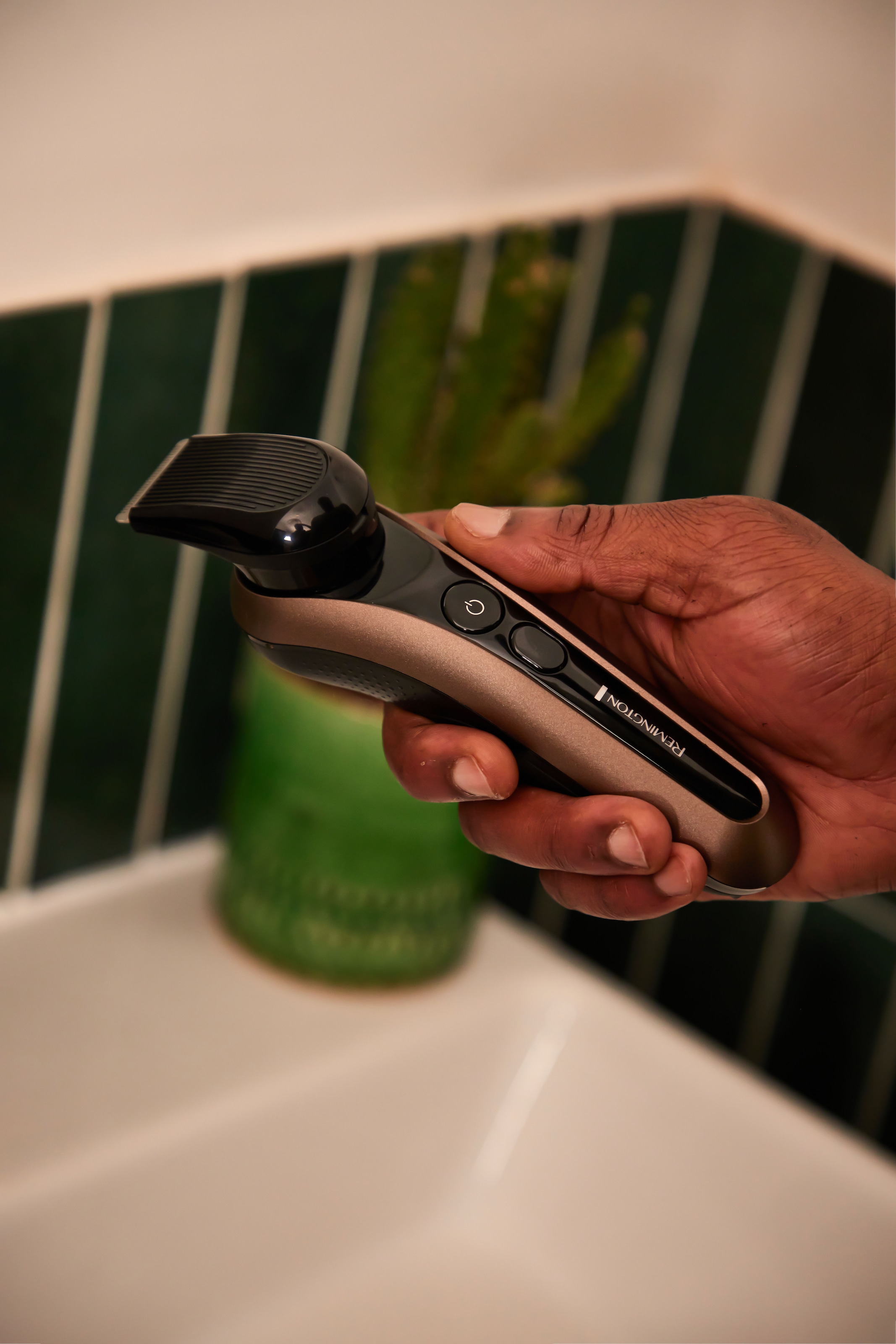 Remington Rasoirs électriques »XR1795« 1 cuis Aufsätze Tondeuse de précision intégrée Nass-& Trockenrasur, 360°PivotBallDrehgelenk, SynXSchneidsystem