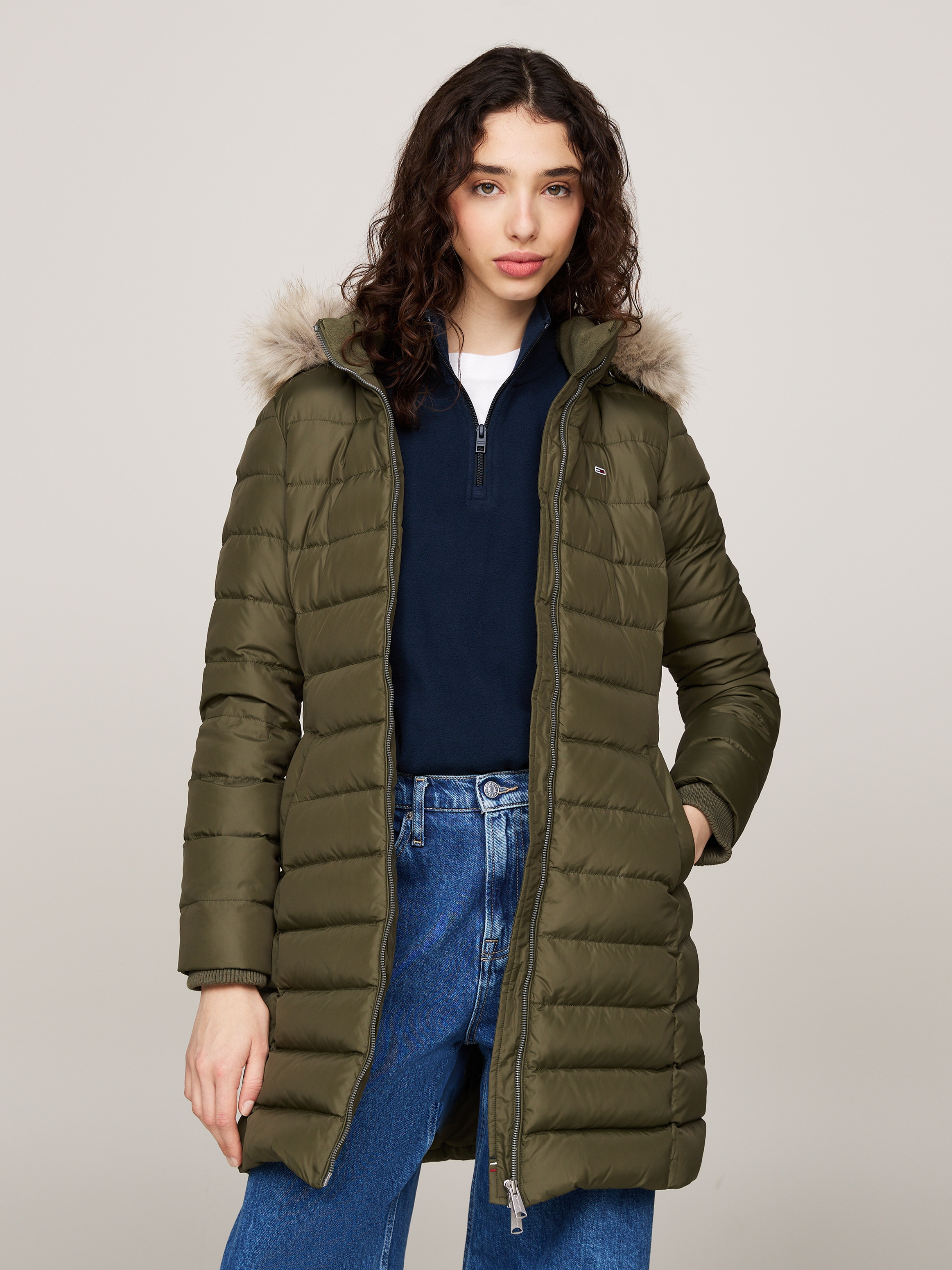 Tommy Jeans Steppmantel »TJW ESSENTIAL HOODED DOWN COAT«, mit Fellimitat, Logostickerei