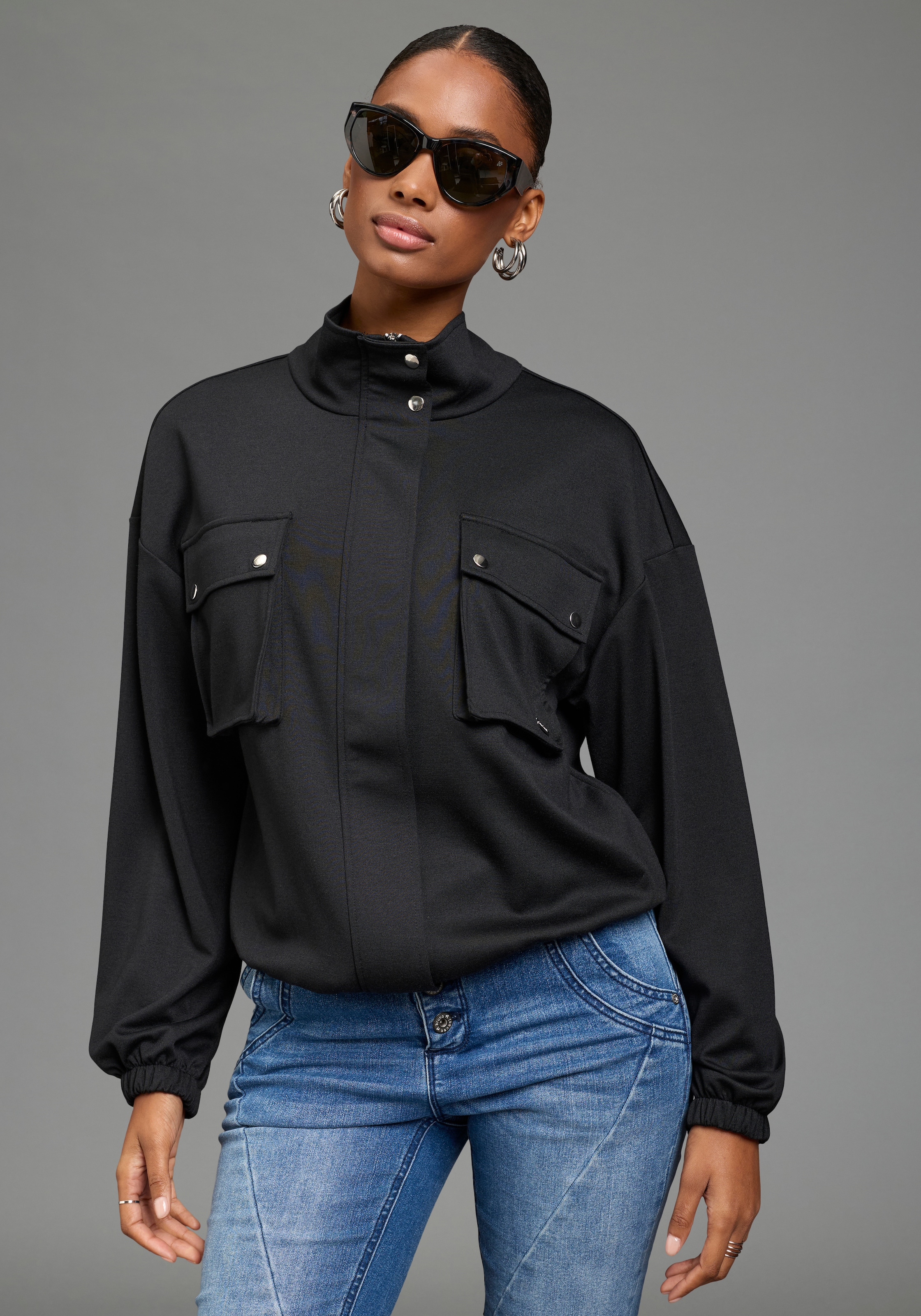 Bruno Banani Sweatjacke "in modischer Blouson-Form" und eleganten Knöpfen, hüftlange Schnittform, mit Stehkragen