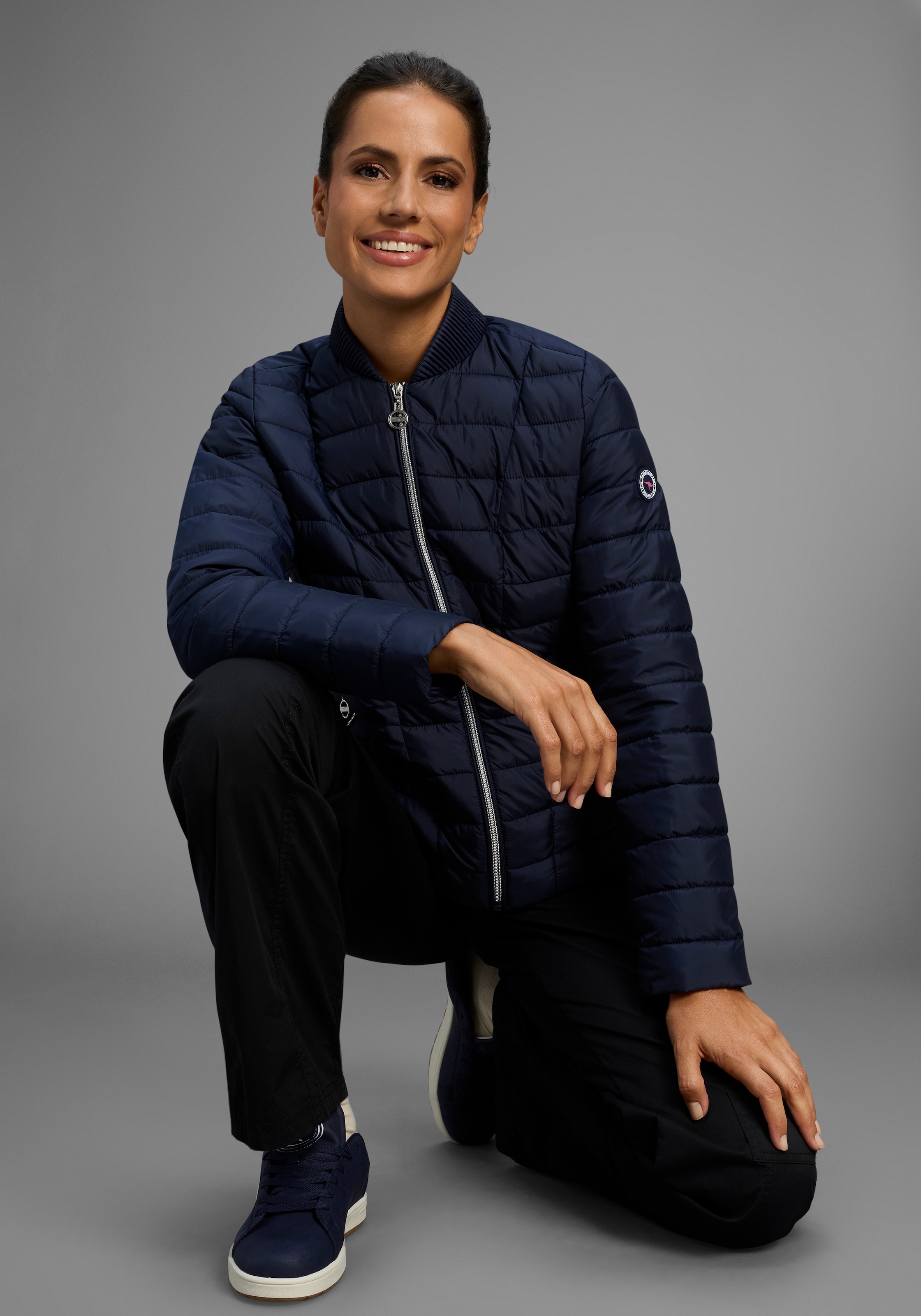 KangaROOS Steppjacke figurbetonter Schnitt,  hüftlange Passform