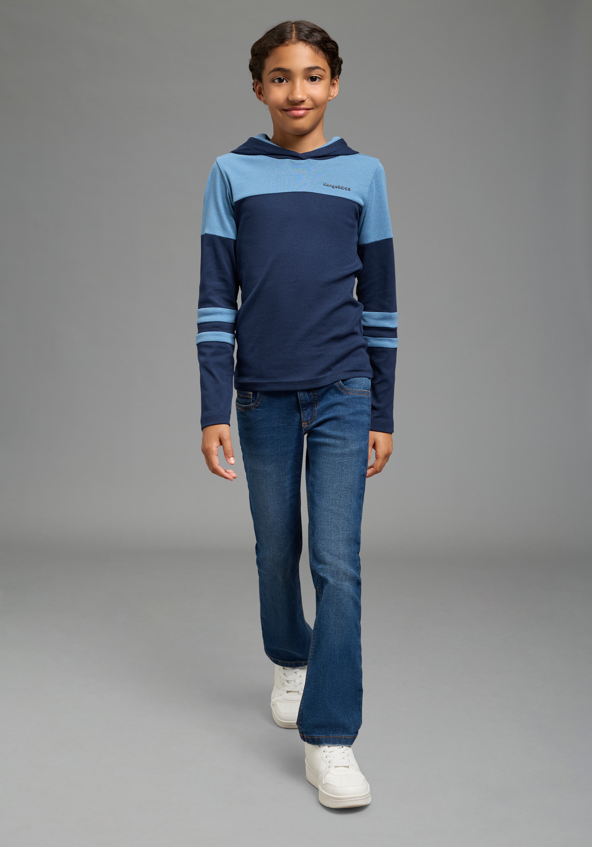 KangaROOS Langarmshirt »KangaROOS Kapuzenshirt in colorblocking Design« Colorblocking Shirt in eng anliegende Passform, Logo-Stickerei
