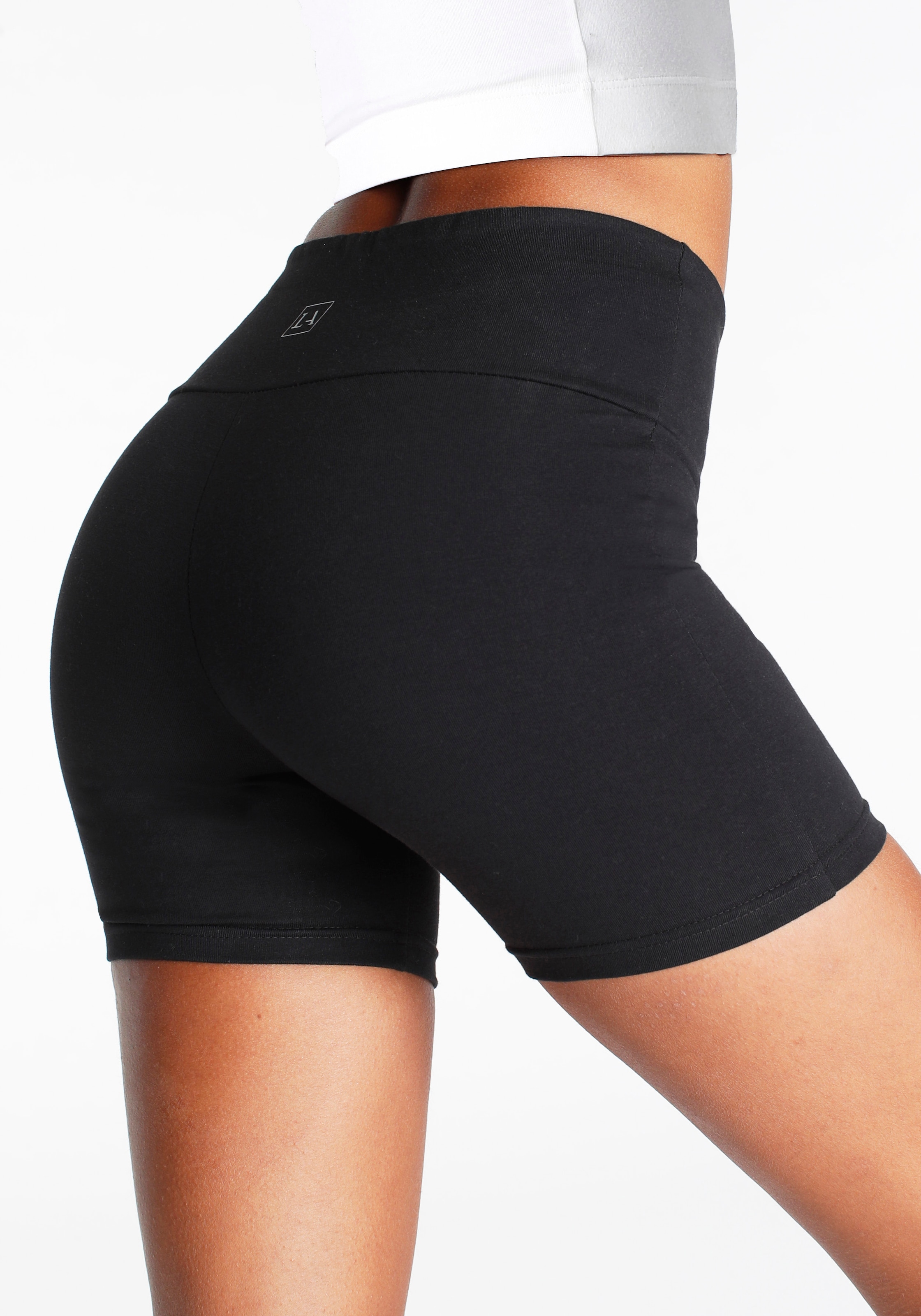 LASCANA Shorts »mit breitem Bündchen«, und Logodruck, Loungewear-Lascana 1