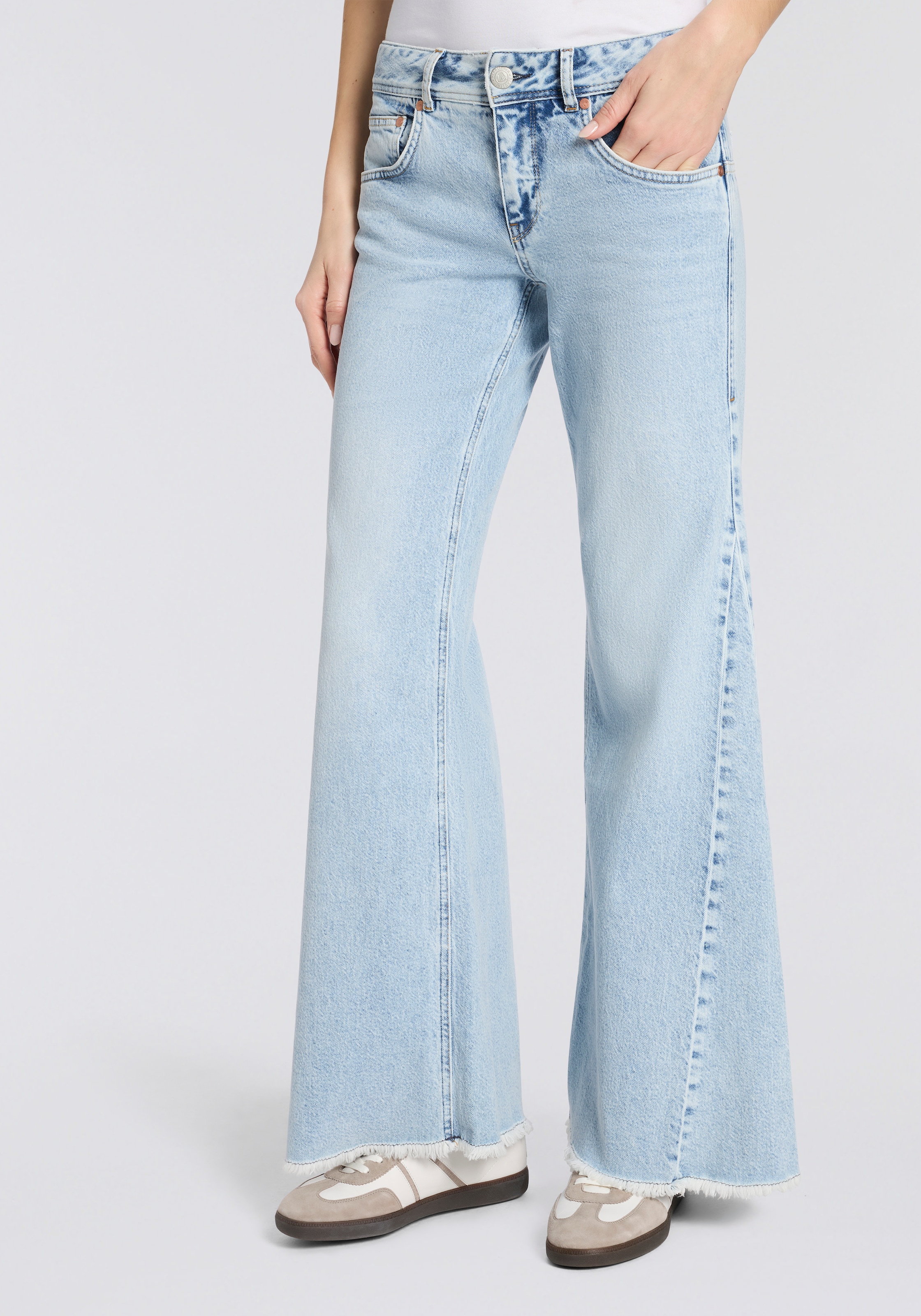 Image of Herrlicher 5-Pocket-Jeans "Edna Kama Denim" Flared Fit, extra Weite