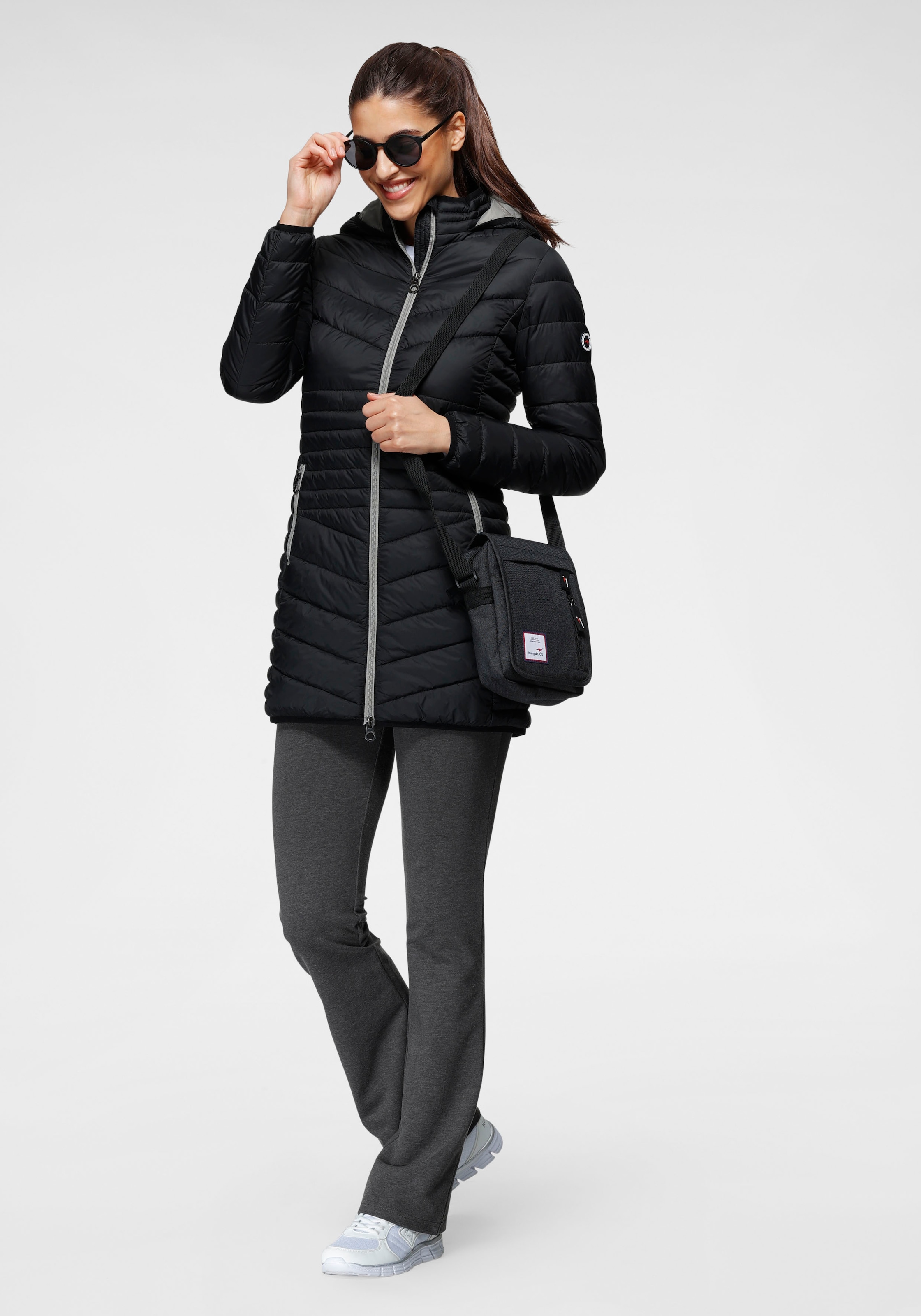 KangaROOS Steppjacke mit Kapuze für den Übergang,  aus leichtem Webmaterial,  figurbetonter Schnitt