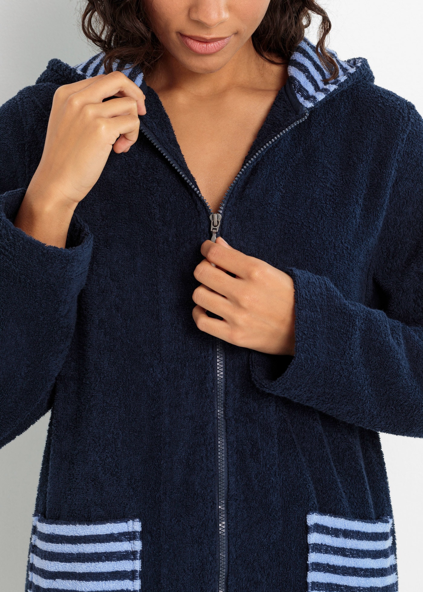 bonprix Bademantel »Frottee Bademantel aus Bio-Baumwolle mit Reissverschluss« Frottee aus Baumwolle, mit Reissverschluss, knielang