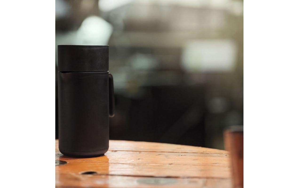 Zone Denmark Isolierkanne »Singles 1 L« 1 l Elegante Isolierkanne mit Klickverschluss