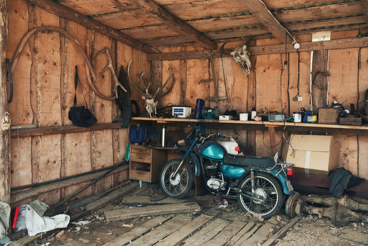 Image of Papermoon Fototapete "Motorrad in Schuppen"