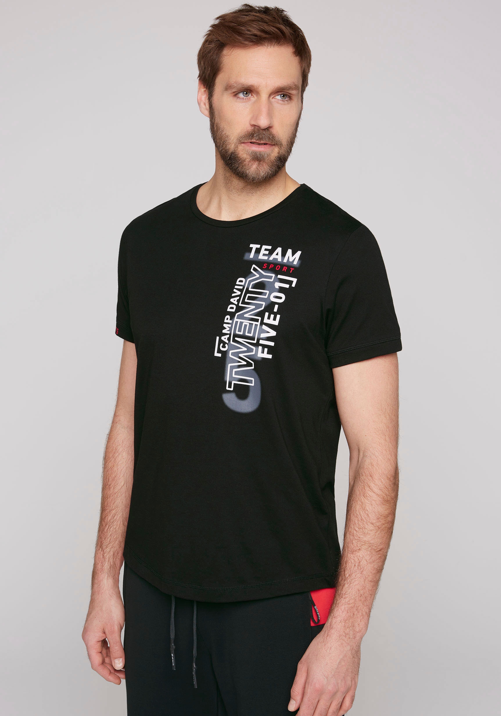T-Shirt, mit kleinem Label Print auf Ärmel und Vorderseite