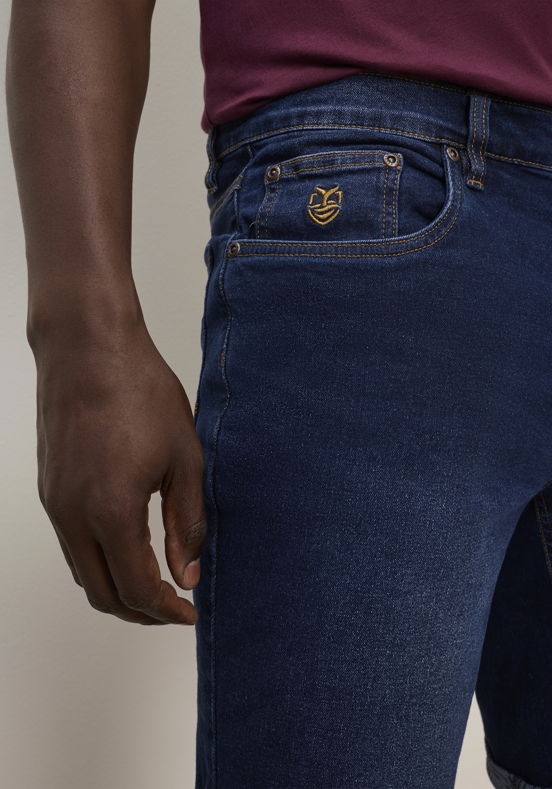 DELMAO Short en jean jambes droites, coupe régulière, longueur au-dessus du genou