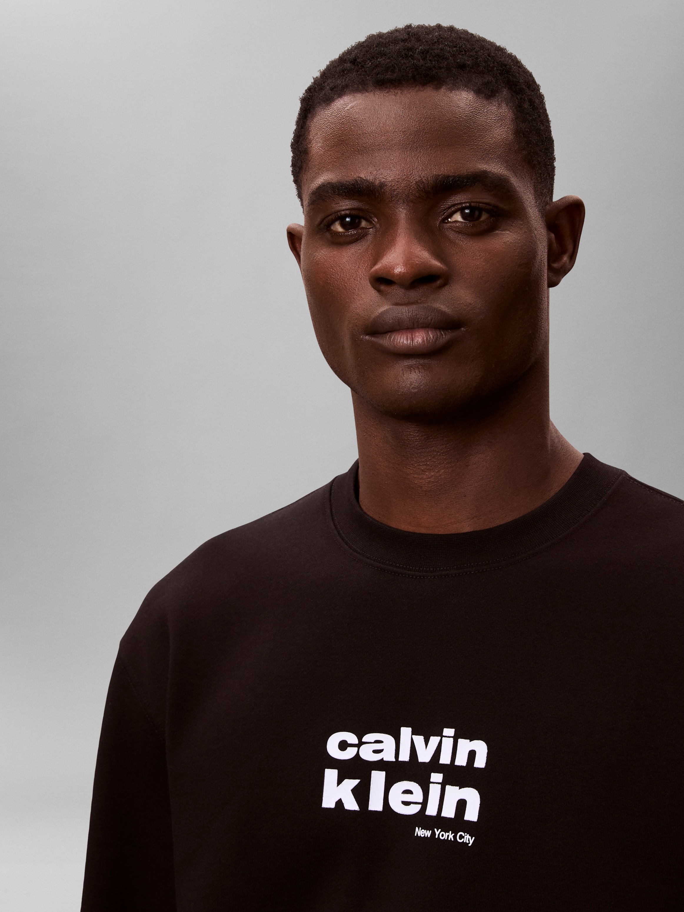 Calvin Klein Sweatshirt »LS 350FLEECE RETRO GRAPHIC CREWN«, Regular fit, mit Rundhalsausschnitt
