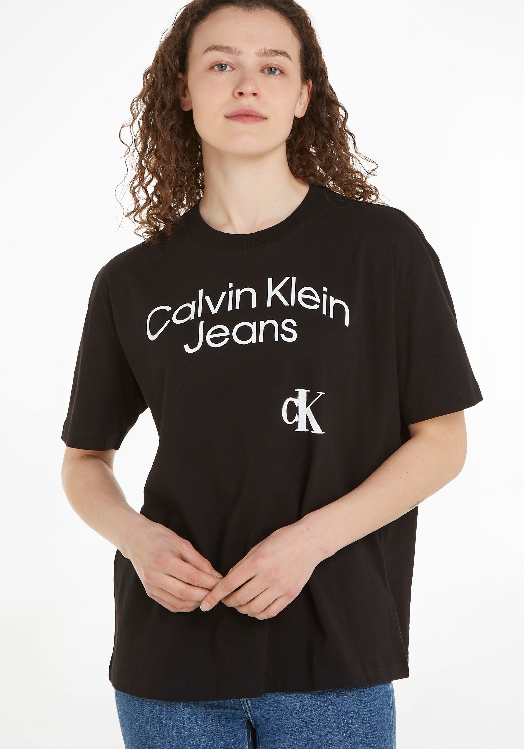 Calvin Klein Jeans grossem T-Shirt, mit Logoschriftzug simplement Commander