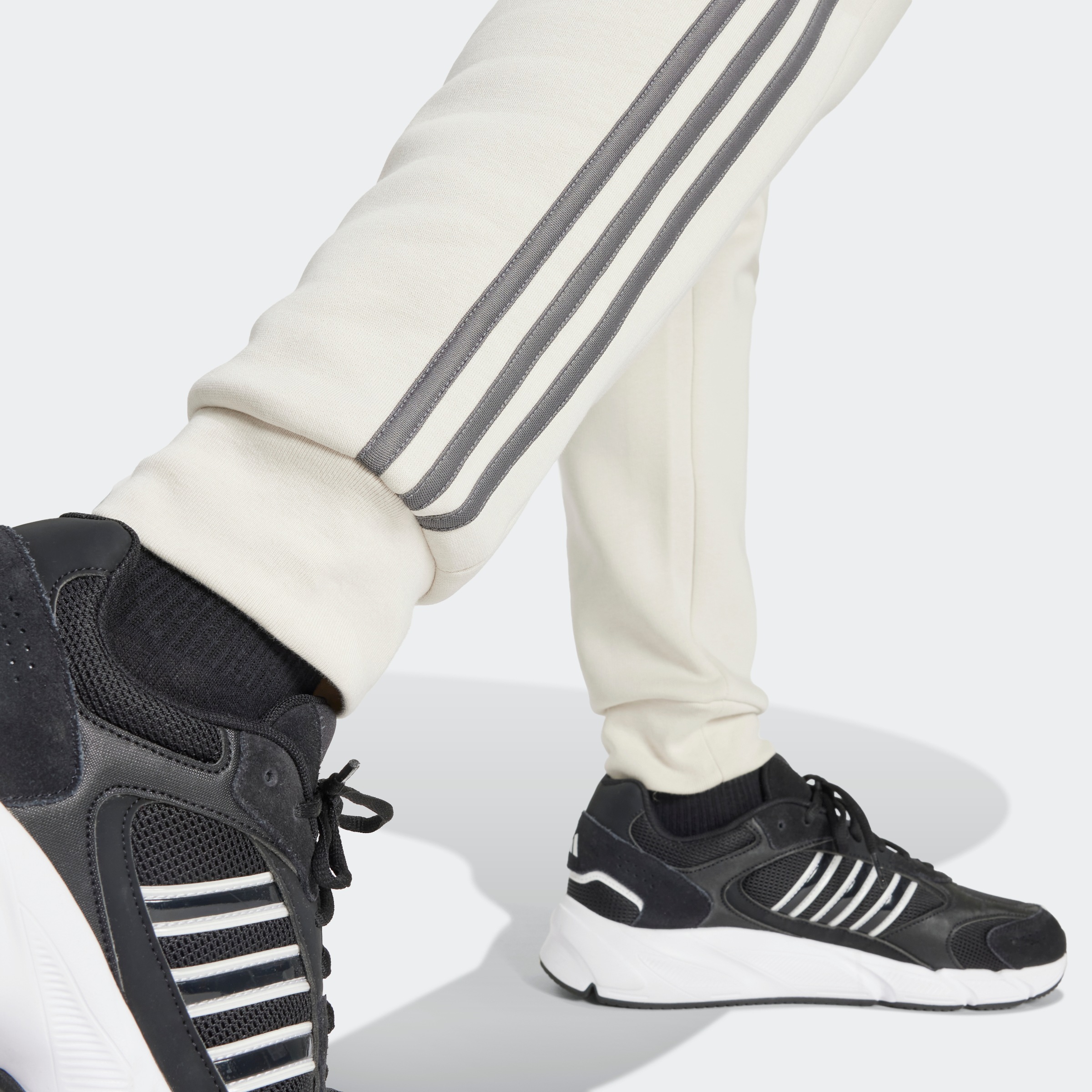 adidas Sportswear Sporthose »ESSENTIALS 3STREIFEN TAPERED CUFF HOSE«, (1 tlg.), Jogginghose aus Baumwollmix